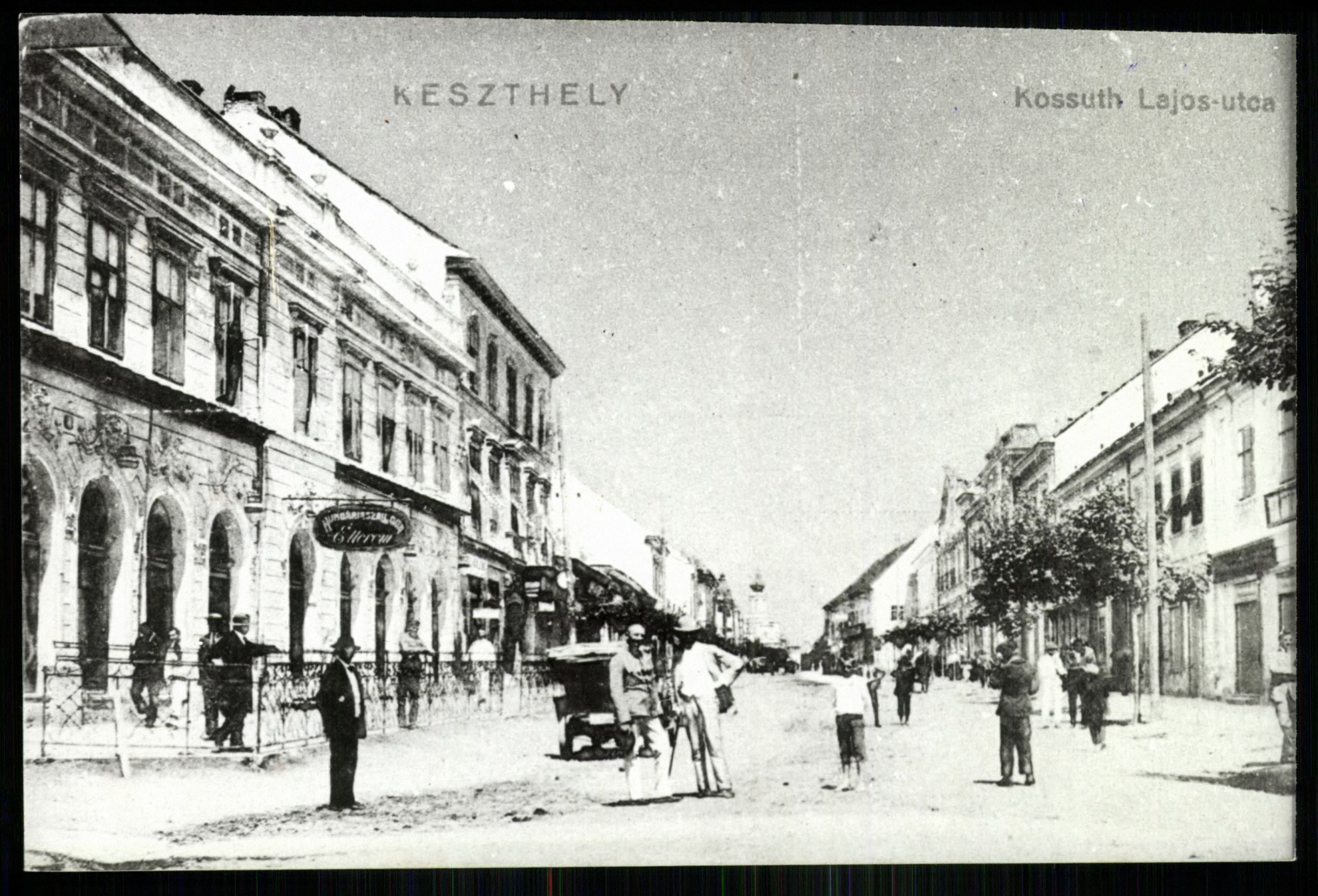 Keszthely Kossuth Lajos utca. Balra Hungária Szálloda Étterem (Magyar Kereskedelmi és Vendéglátóipari Múzeum CC BY-NC-ND)