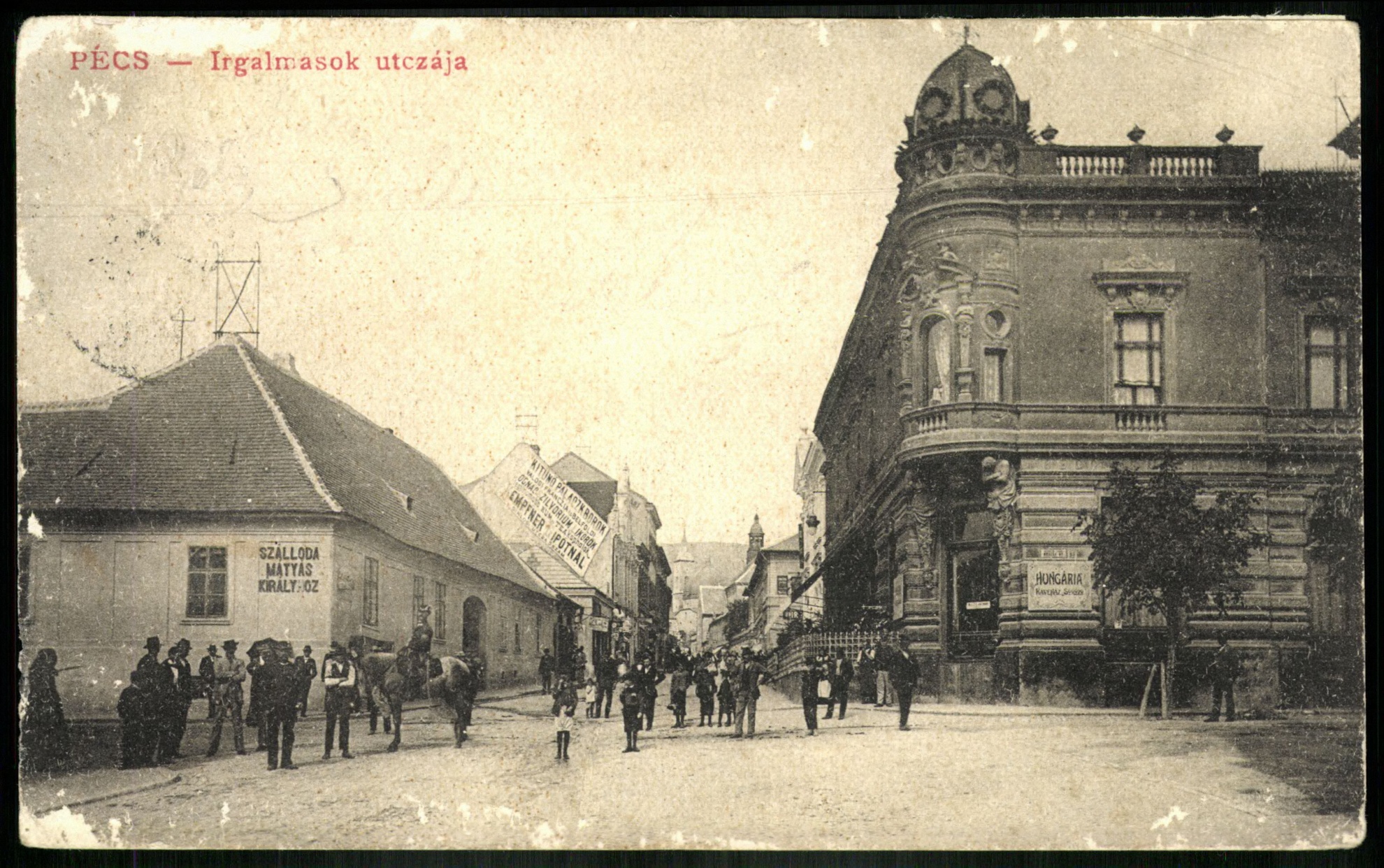 Pécs Irgalmasok utcája. Balra Szálloda Mátyás királyhoz, jobbra Hungaria kávéház (Magyar Kereskedelmi és Vendéglátóipari Múzeum CC BY-NC-ND)