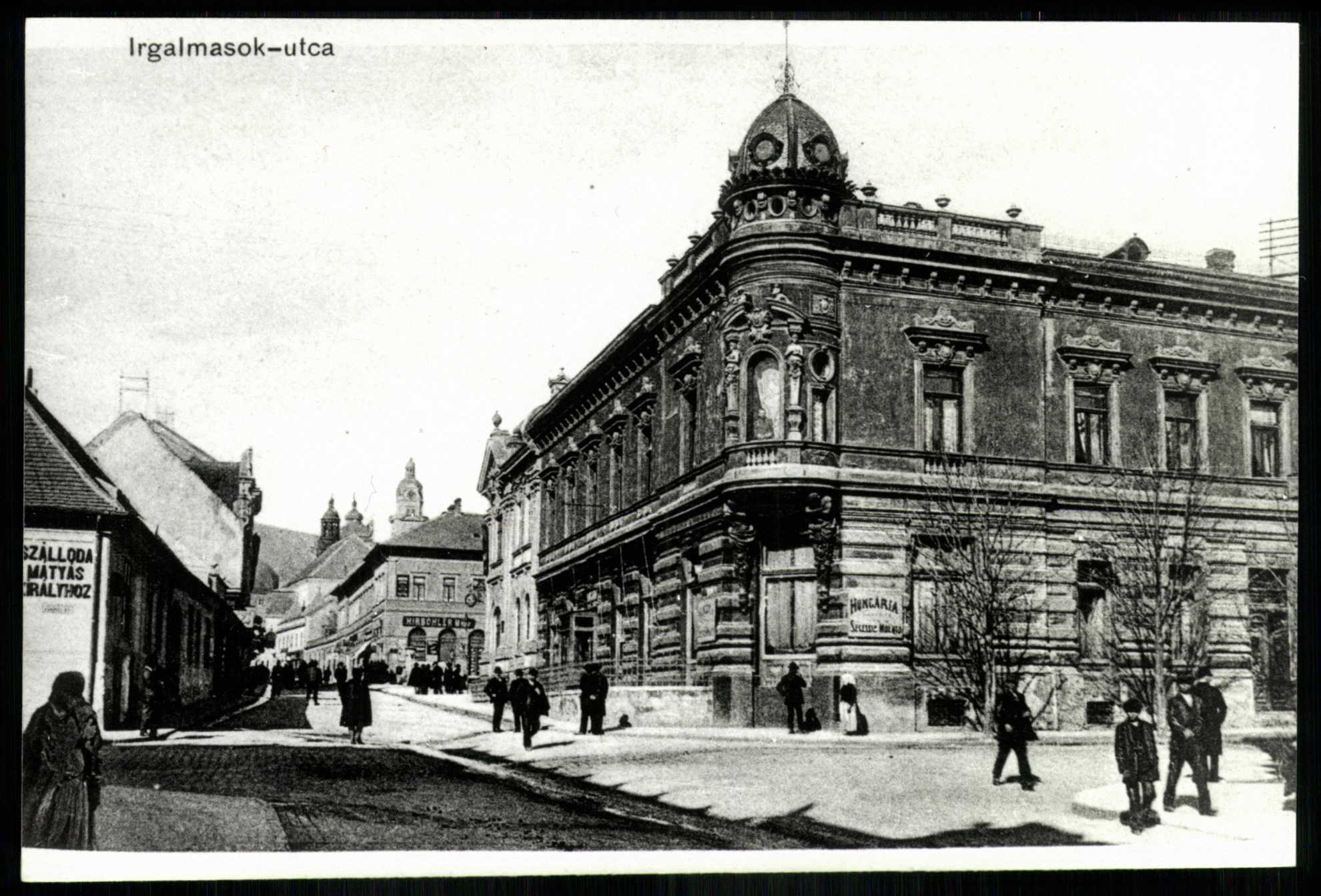 Pécs Irgalmasok utca. Balra szálloda, jobbra Hungária kávéház (Magyar Kereskedelmi és Vendéglátóipari Múzeum CC BY-NC-ND)