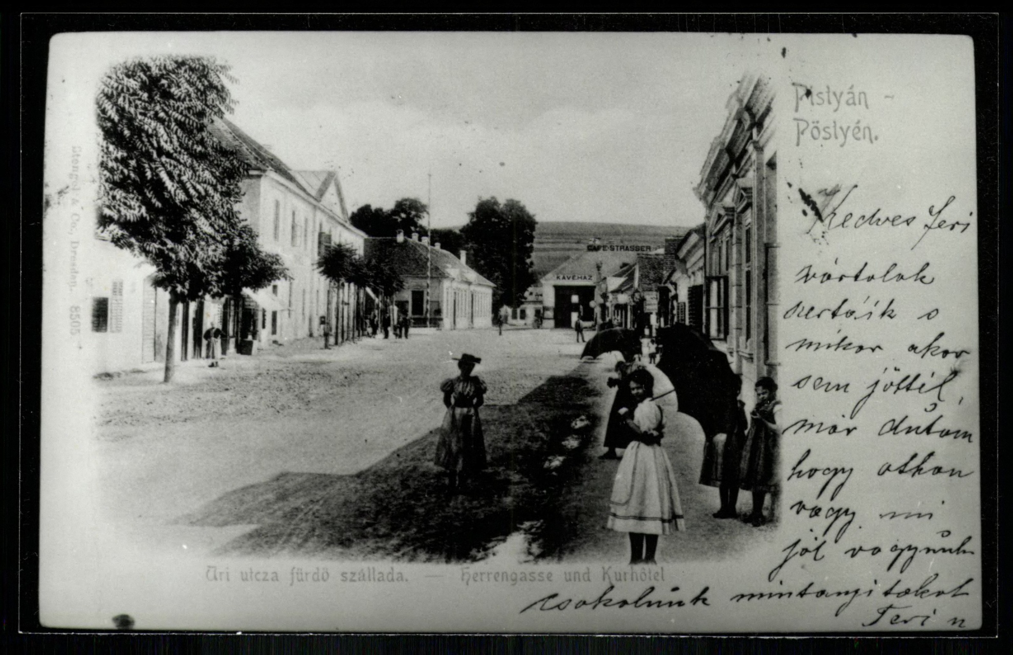Pöstyén Úri utca. Balra gyógyszálló, szemben Strasser kávéház (Magyar Kereskedelmi és Vendéglátóipari Múzeum CC BY-NC-ND)
