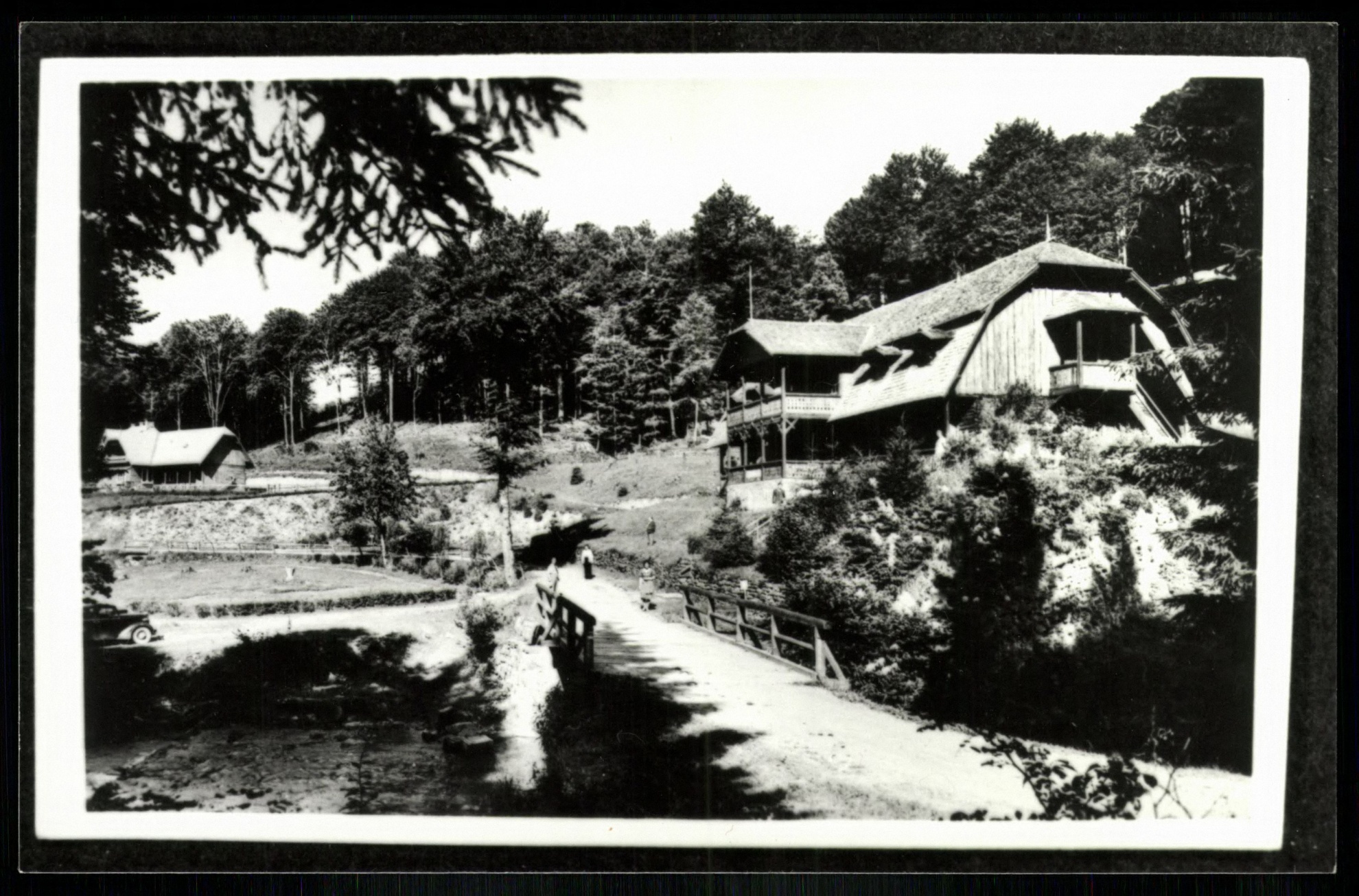 Rónafüred Lumsur fürdő (450 m) a Palonina-Runa havas (1842 m) déli lábánál fekszik. Turista otthon (Magyar Kereskedelmi és Vendéglátóipari Múzeum CC BY-NC-ND)