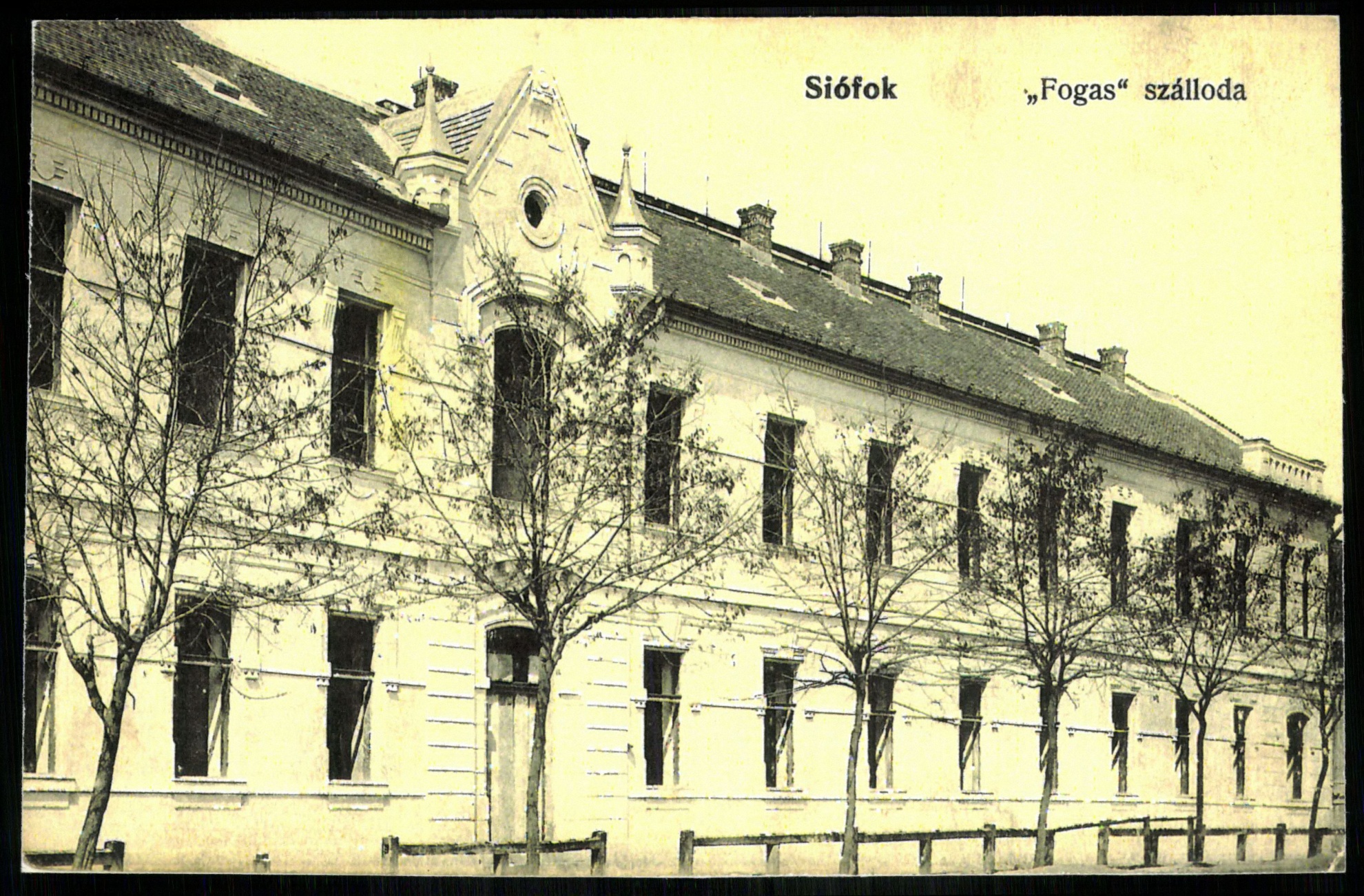 Siófok „Fogas” szálloda (Magyar Kereskedelmi és Vendéglátóipari Múzeum CC BY-NC-ND)