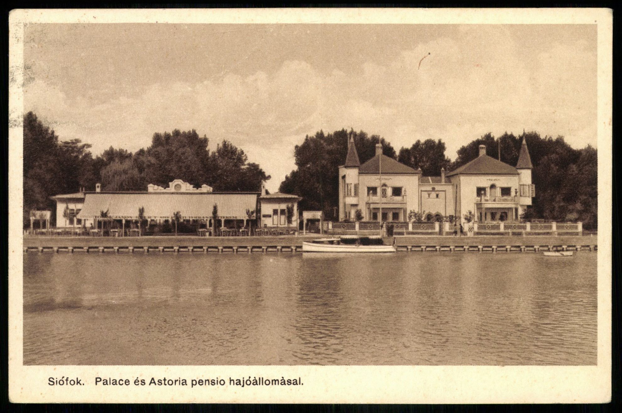 Siófok Palace és Astoria pensió hajóállomással (Magyar Kereskedelmi és Vendéglátóipari Múzeum CC BY-NC-ND)