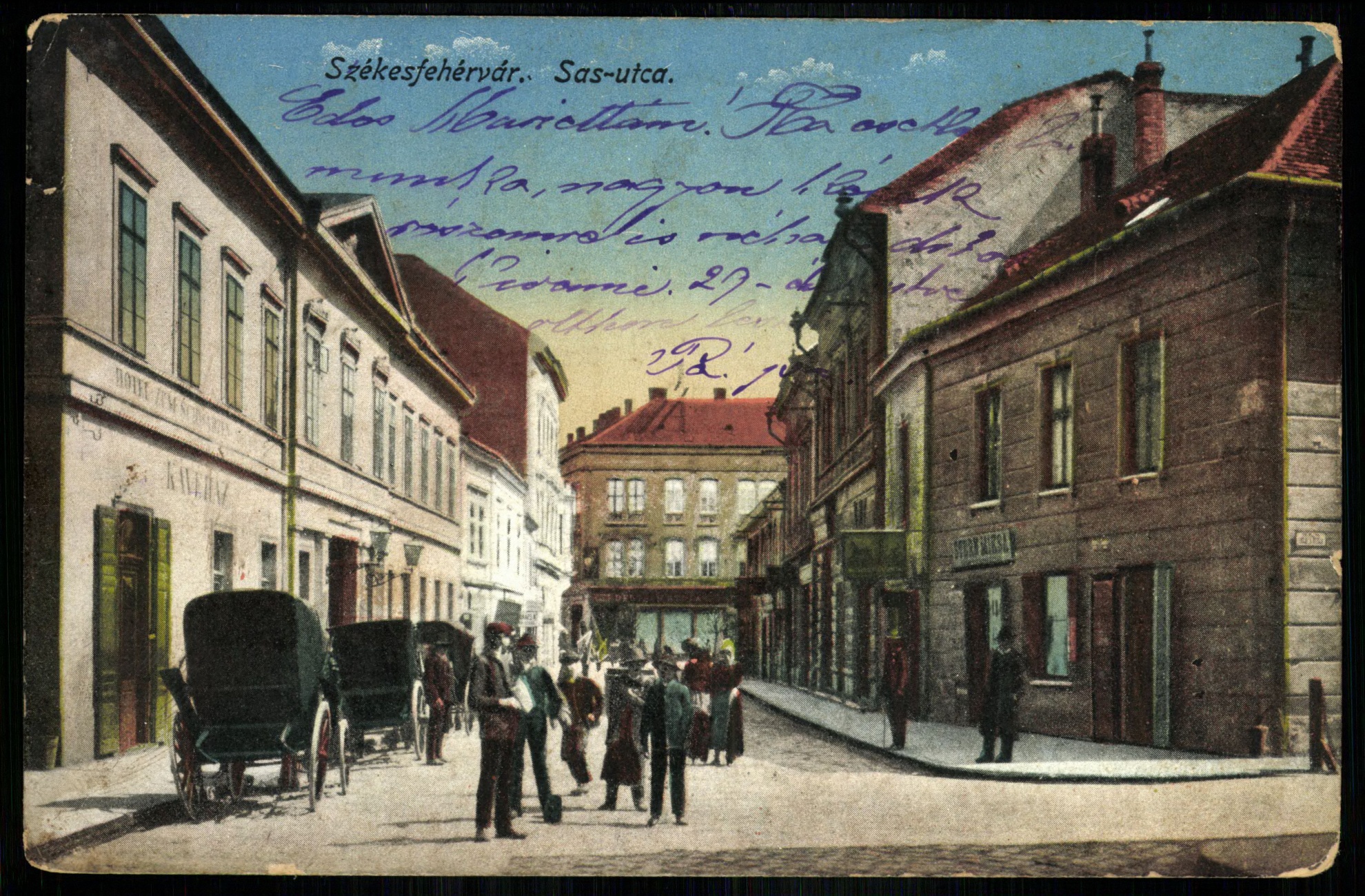 Székesfehérvár Sas utca. Balról Fekete Sas Szálloda és kávéháza (Magyar Kereskedelmi és Vendéglátóipari Múzeum CC BY-NC-ND)