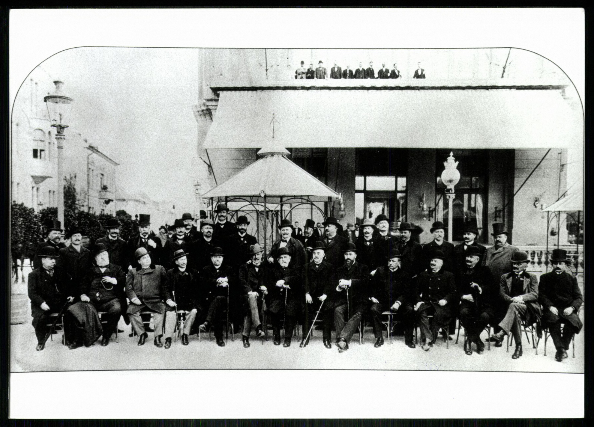 Szeged Polgármesterek a Kass szálló előtt (Magyar Kereskedelmi és Vendéglátóipari Múzeum CC BY-NC-ND)