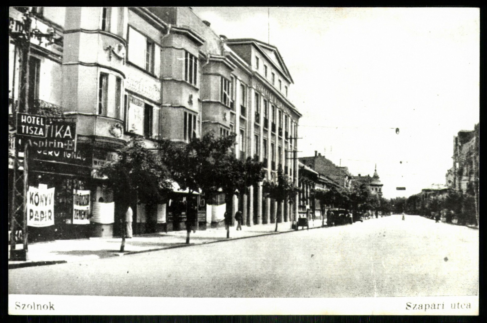 Szolnok Szapári utca. Balra Hotel Tisza (Magyar Kereskedelmi és Vendéglátóipari Múzeum CC BY-NC-ND)