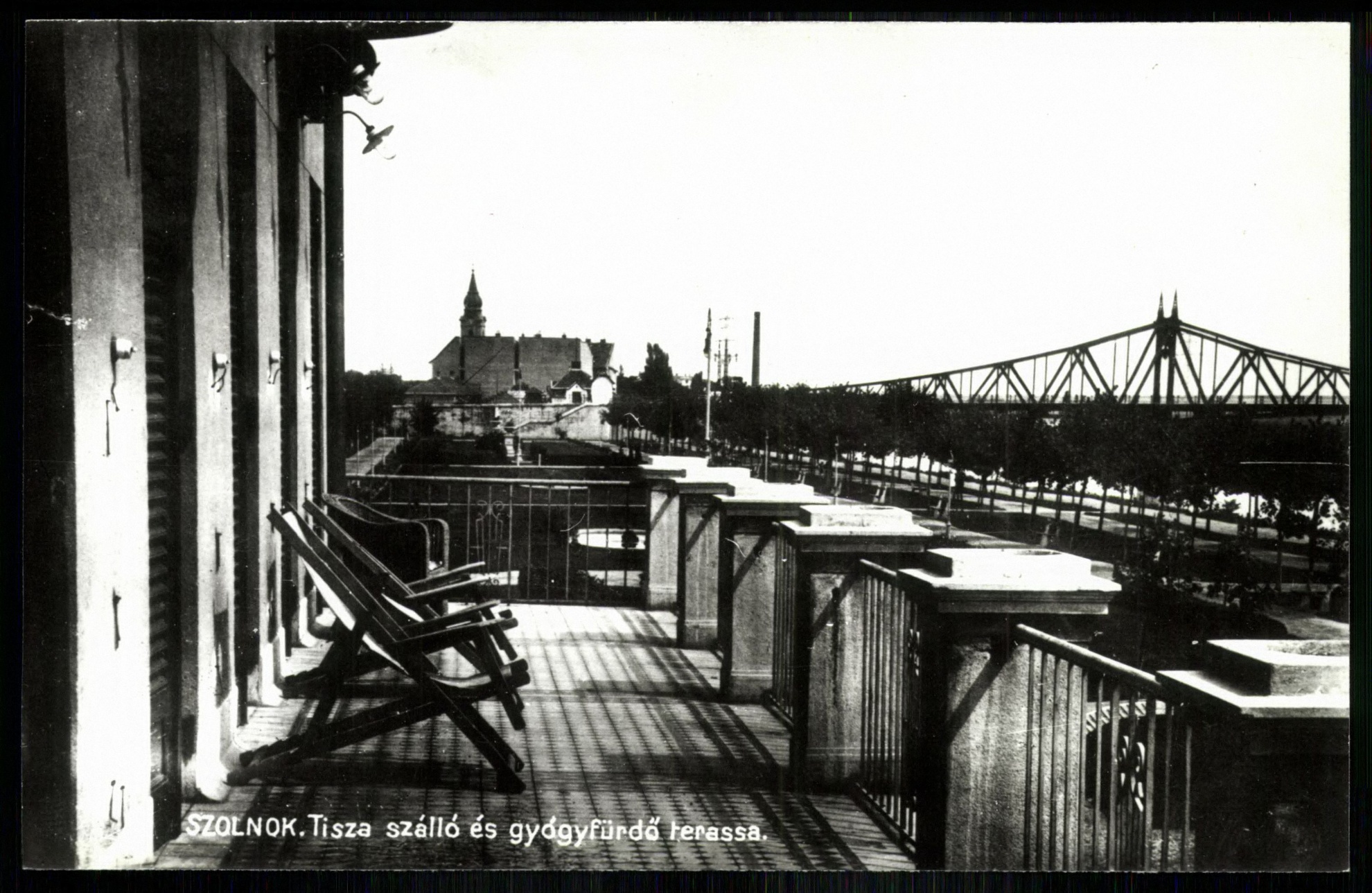 Szolnok Tisza szálló és gyógyfürdő terasza (Magyar Kereskedelmi és Vendéglátóipari Múzeum CC BY-NC-ND)
