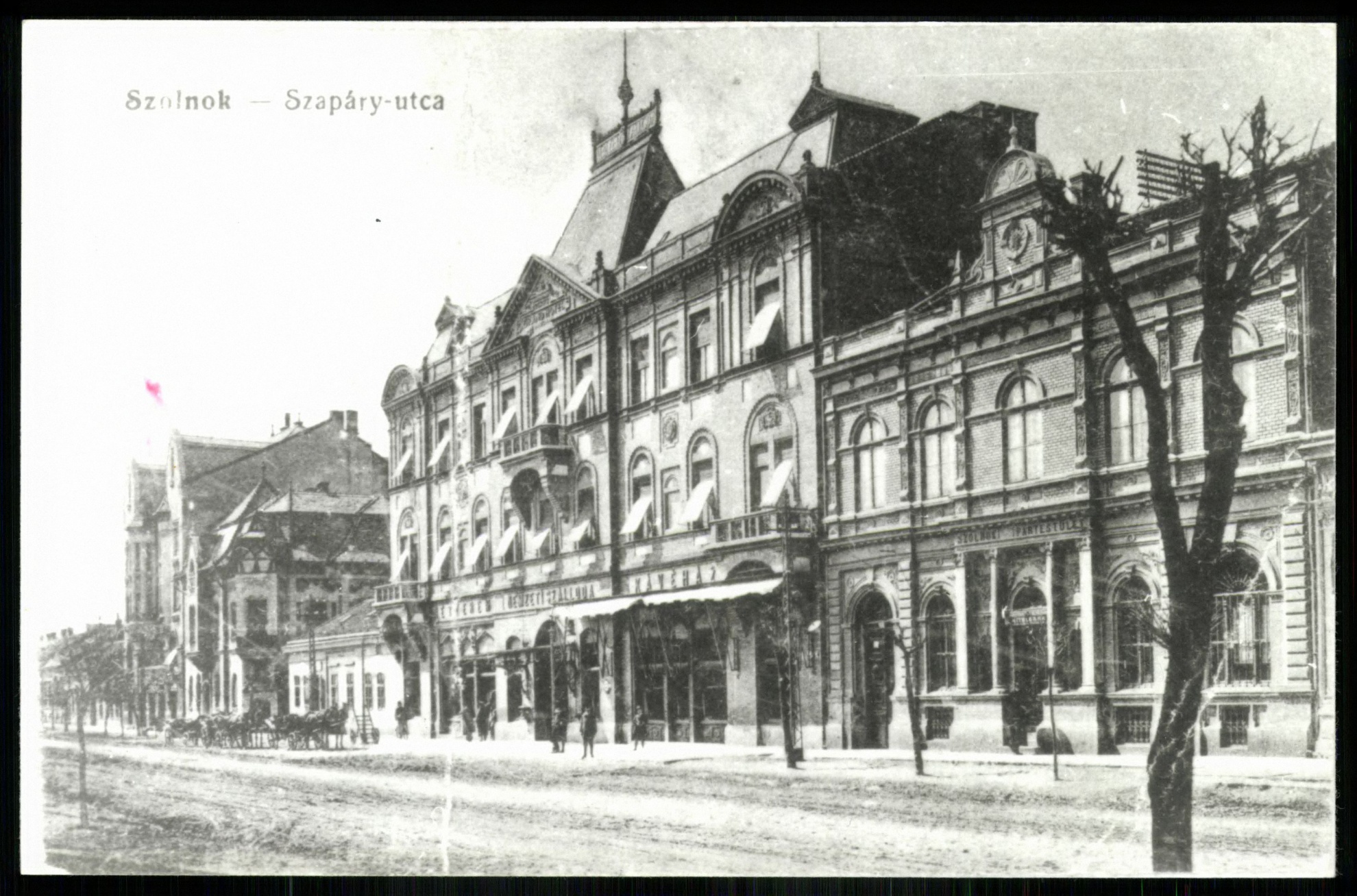 Szolnok Szapáry utca. Étterem Nemzeti Szálloda Kávéház (Magyar Kereskedelmi és Vendéglátóipari Múzeum CC BY-NC-ND)