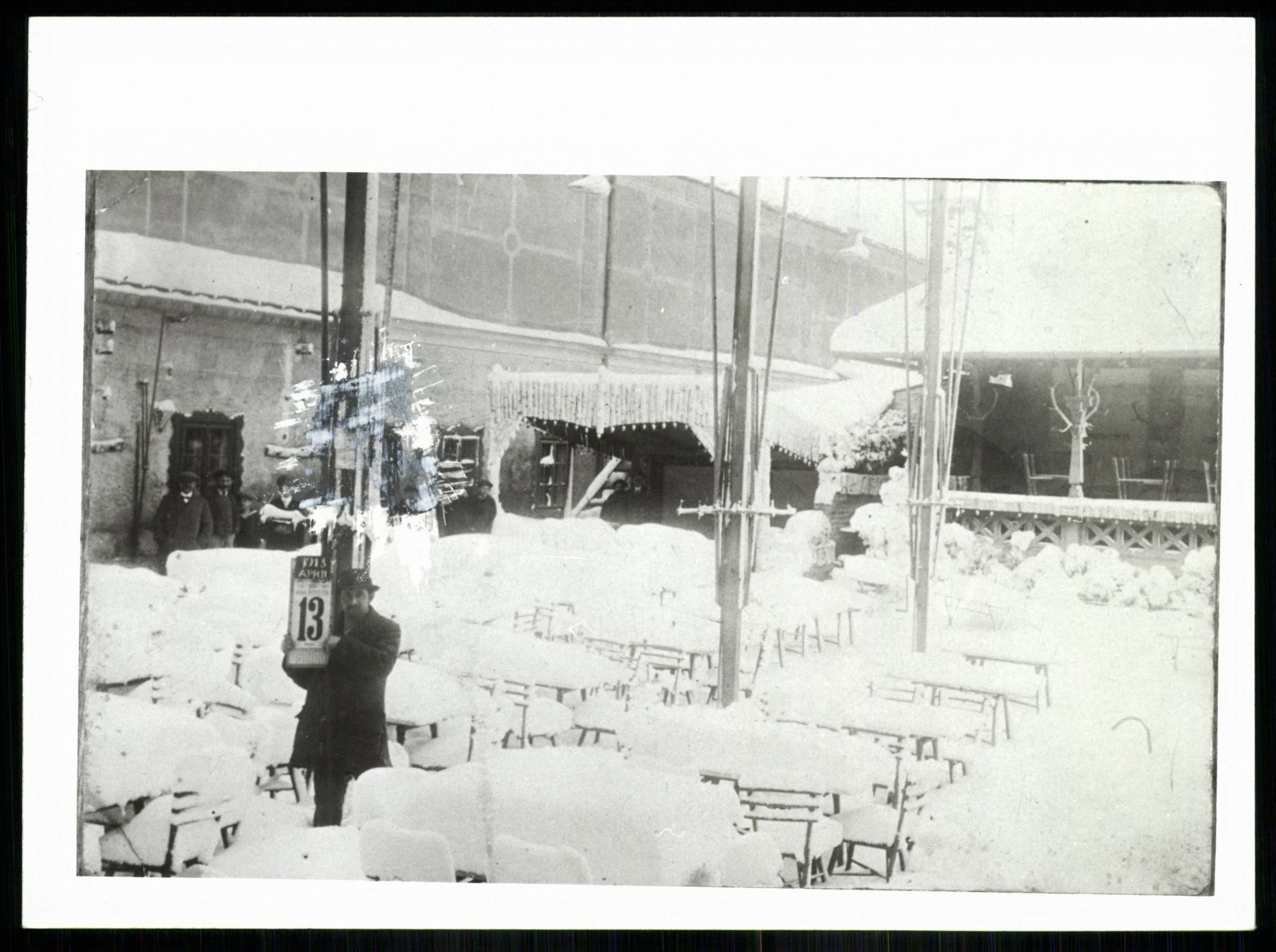 Tatatóváros Esterházy szálló kerthelyisége. 1913. ápr. 13-án 60 centi hó esett! (Magyar Kereskedelmi és Vendéglátóipari Múzeum CC BY-NC-ND)