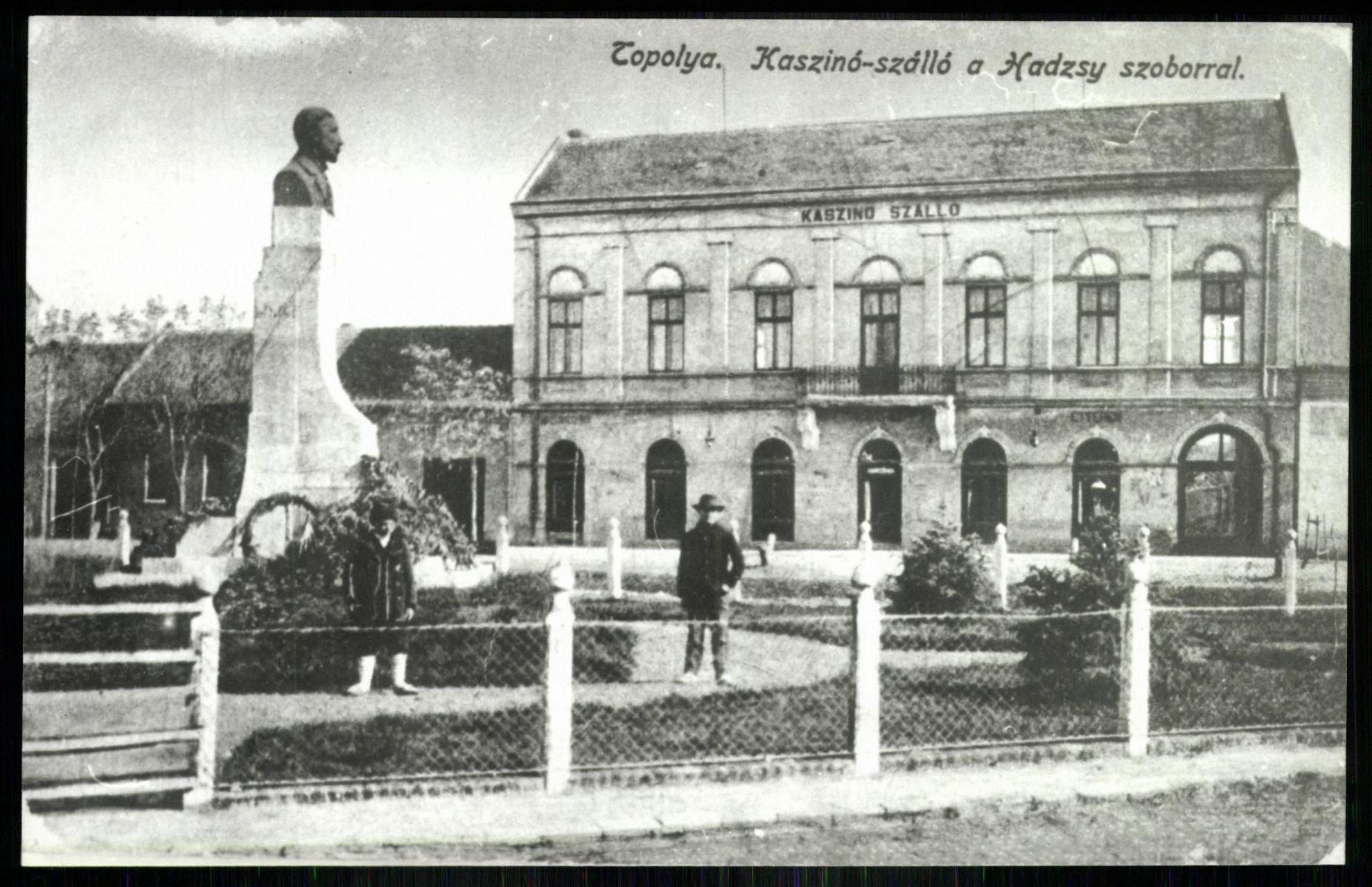 Topolya Kaszinó szálló a Hadzsy szoborral (Magyar Kereskedelmi és Vendéglátóipari Múzeum CC BY-NC-ND)