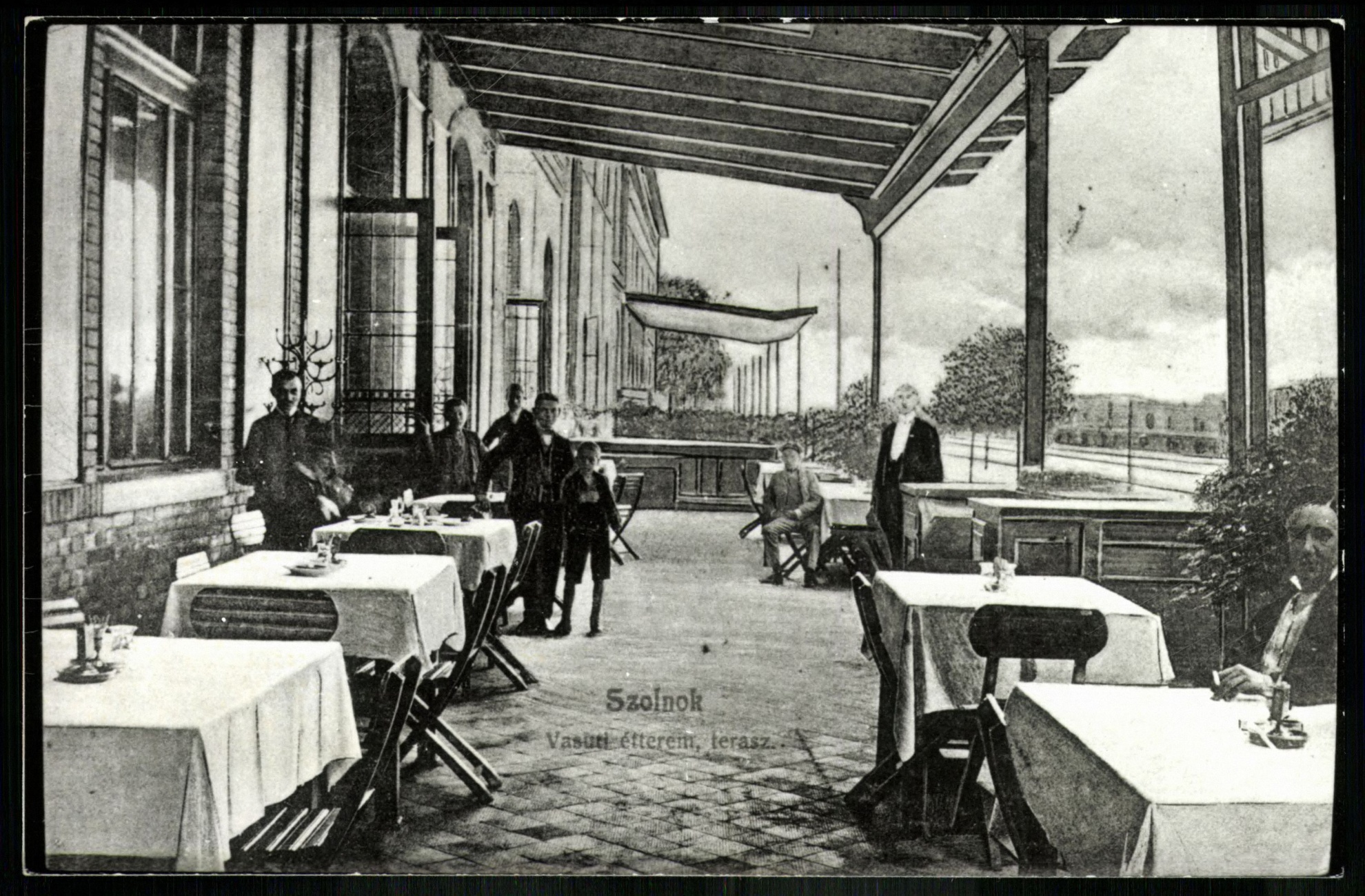 Szolnok Vasúti étterem, terasz (Magyar Kereskedelmi és Vendéglátóipari Múzeum CC BY-NC-ND)