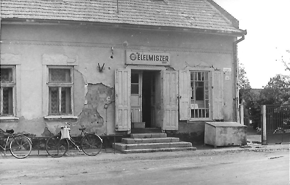 44. sz. ÁFÉSZ élelmiszerüzlet Nyíregyháza 1945 után (Magyar Kereskedelmi és Vendéglátóipari Múzeum CC BY-NC-ND)