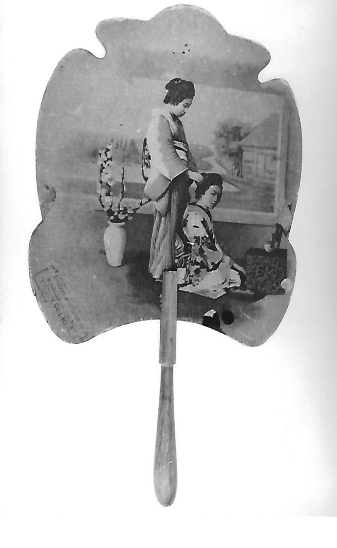 reklámlegyező japán gésákkal Weisz áruház budapest 1900. (Magyar Kereskedelmi és Vendéglátóipari Múzeum CC BY-NC-ND)