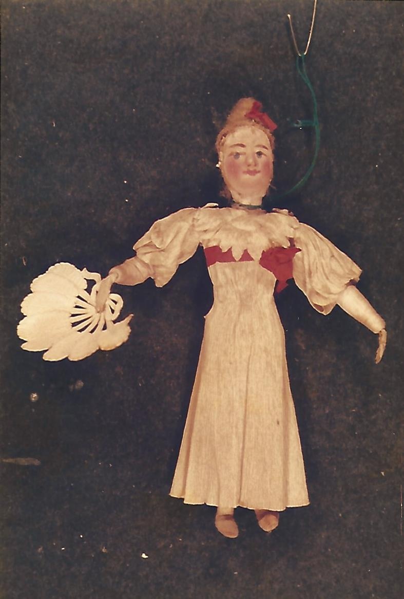 karácsonyfadísz női figura legyezővel (Magyar Kereskedelmi és Vendéglátóipari Múzeum CC BY-NC-ND)
