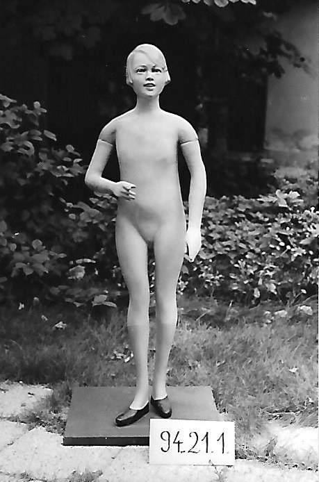 Egész alakos gyerek kirakati baba (Magyar Kereskedelmi és Vendéglátóipari Múzeum CC BY-NC-ND)