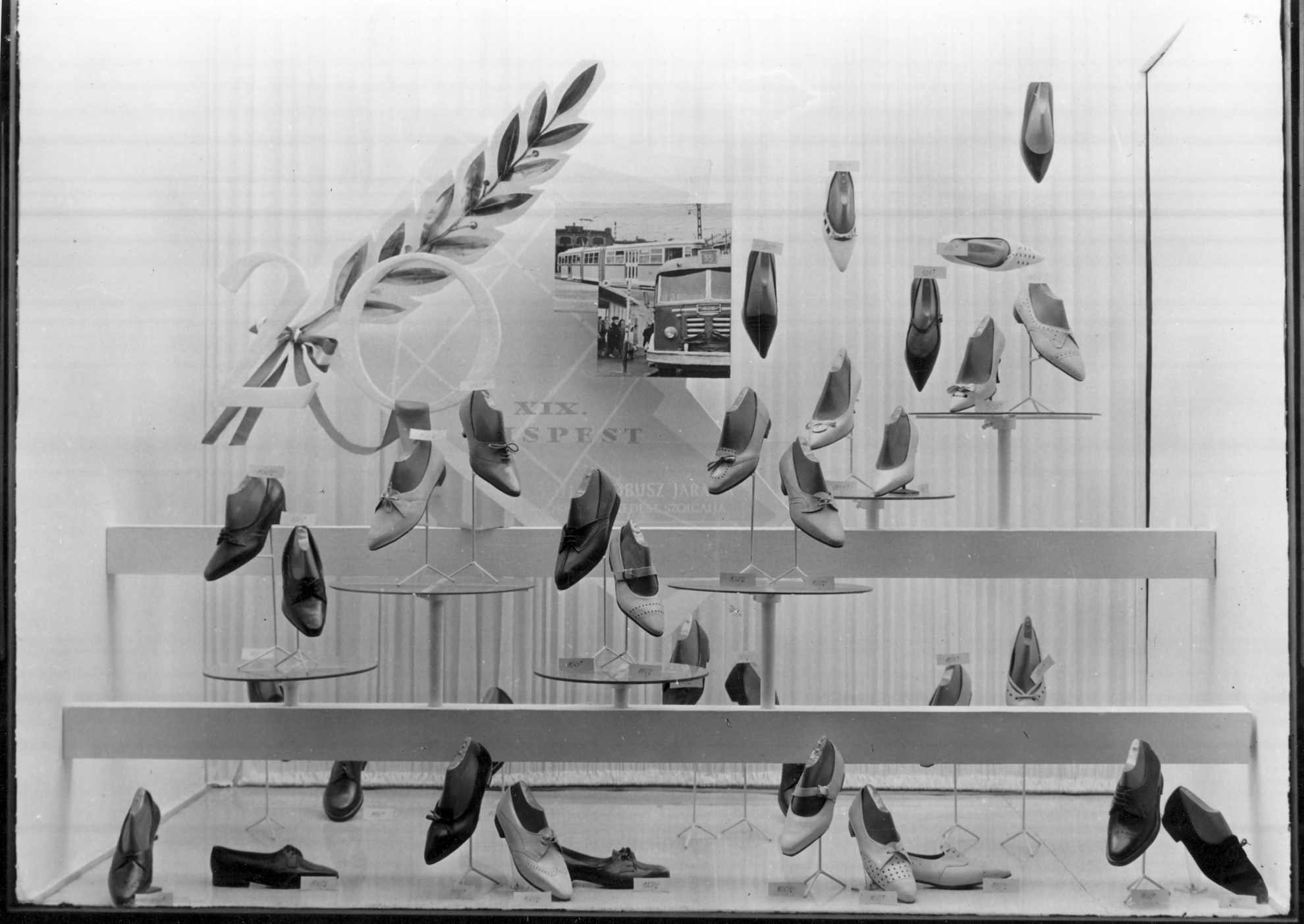 Szivárvány Áruház - Cipőbolt Kirakat (Magyar Kereskedelmi és Vendéglátóipari Múzeum CC BY-NC-ND)