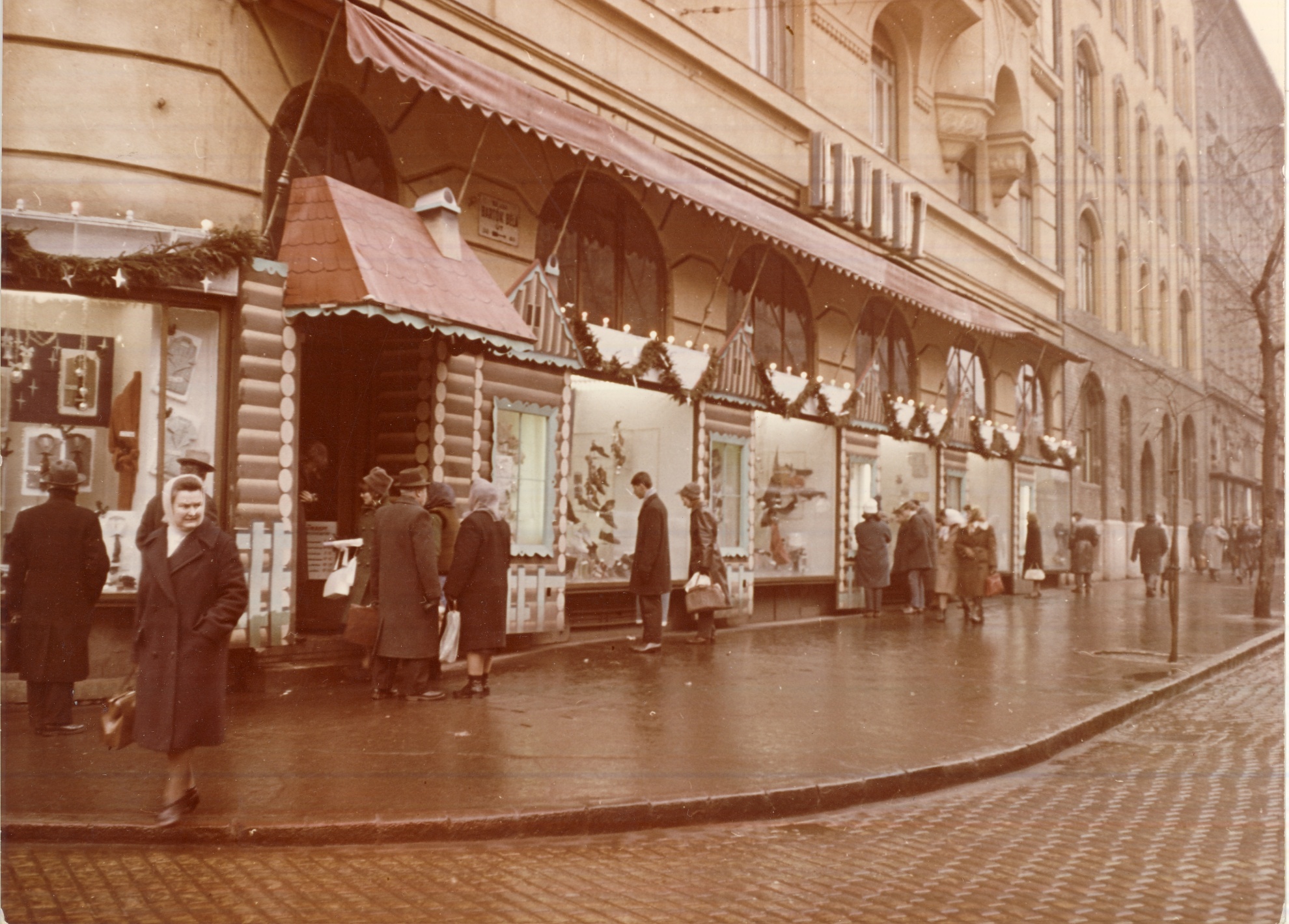 Szivárvány Áruház Kirakatok - Cipő kínálat (Magyar Kereskedelmi és Vendéglátóipari Múzeum CC BY-NC-ND)