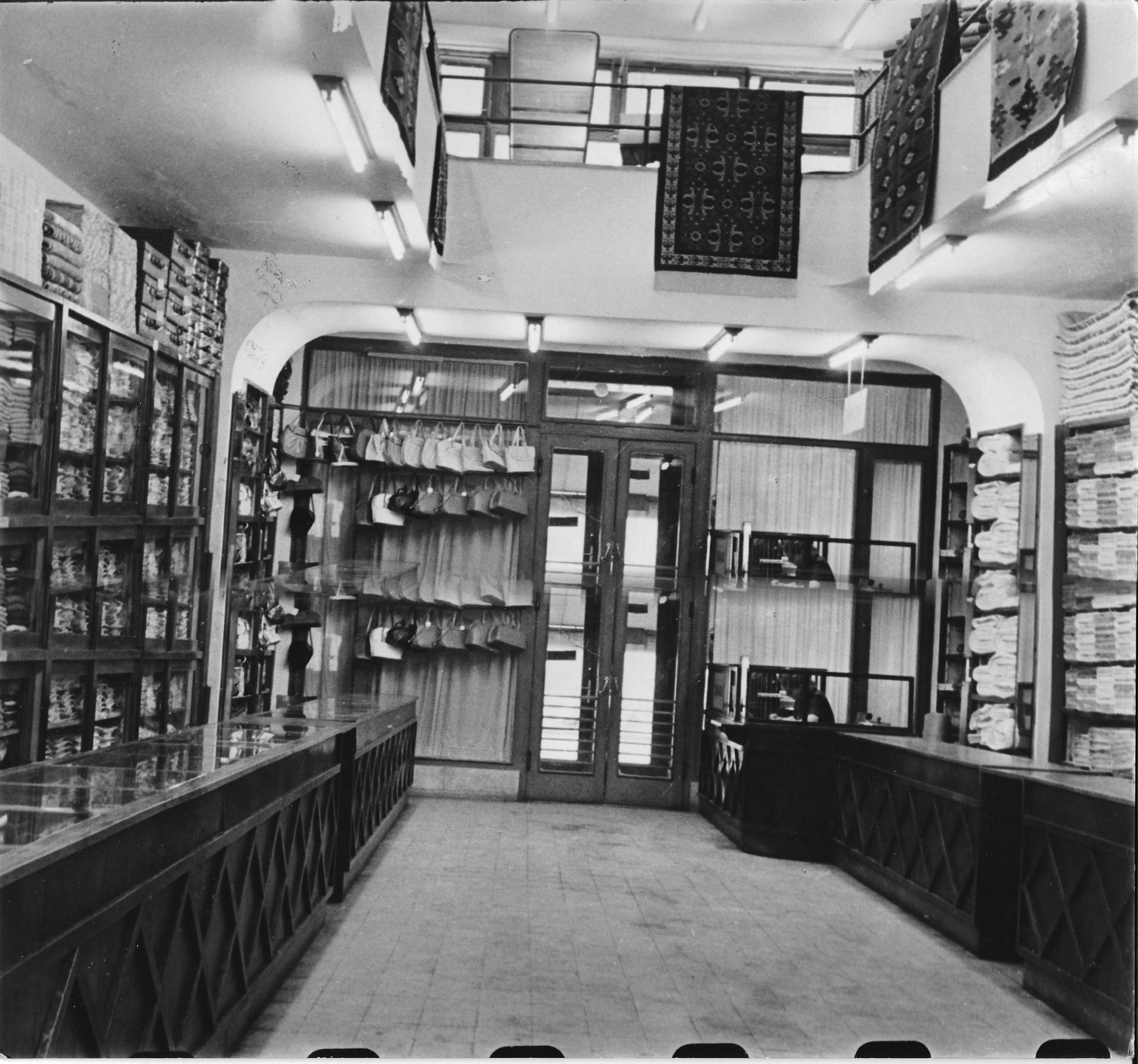 ruházati bolt Eger (Magyar Kereskedelmi és Vendéglátóipari Múzeum CC BY-NC-ND)