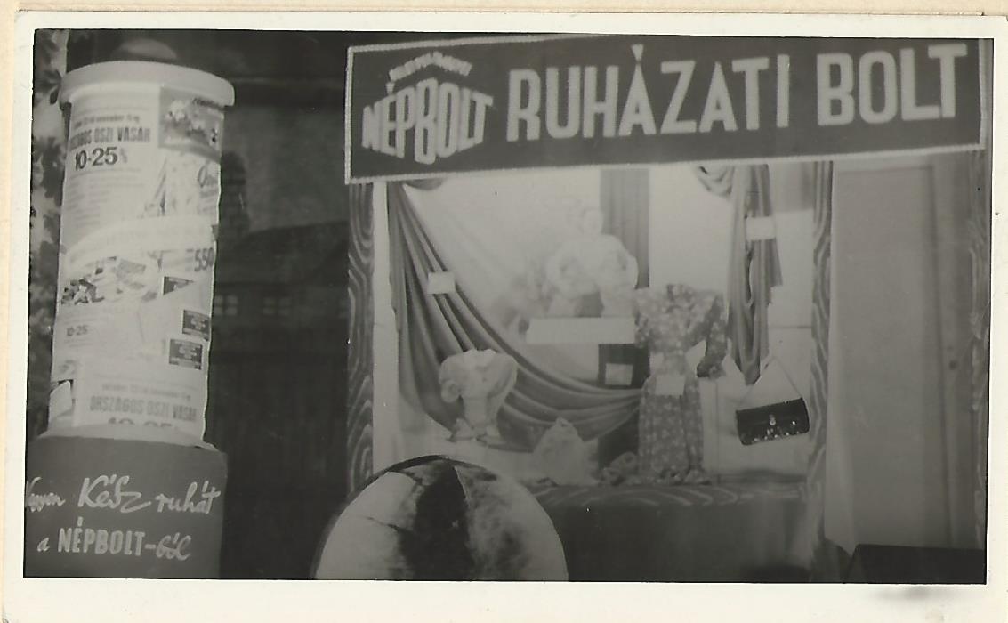 Népbolt ruházati bolt 1965. (Magyar Kereskedelmi és Vendéglátóipari Múzeum CC BY-NC-ND)