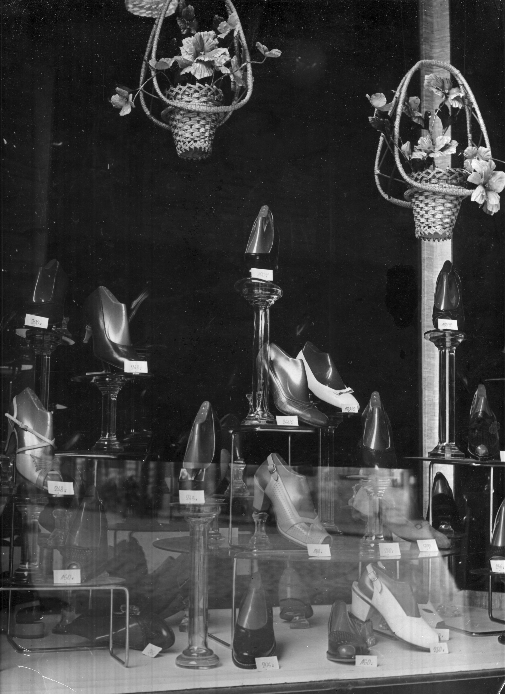 Cipőbolt - Kirakat (Magyar Kereskedelmi és Vendéglátóipari Múzeum CC BY-NC-ND)