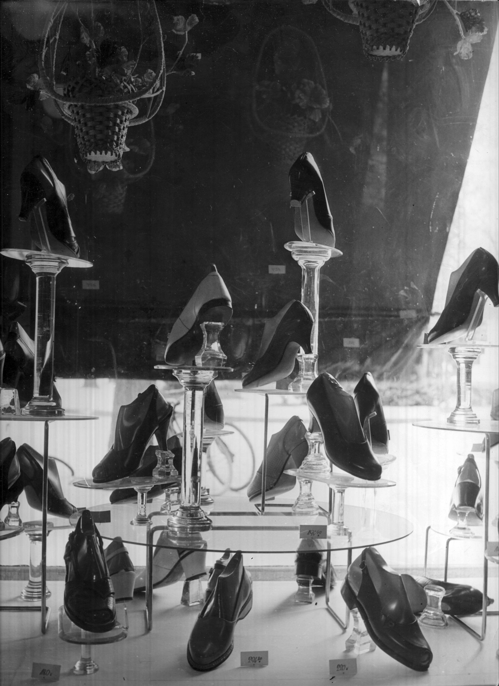 Cipőbolt - Kirakat (Magyar Kereskedelmi és Vendéglátóipari Múzeum CC BY-NC-ND)