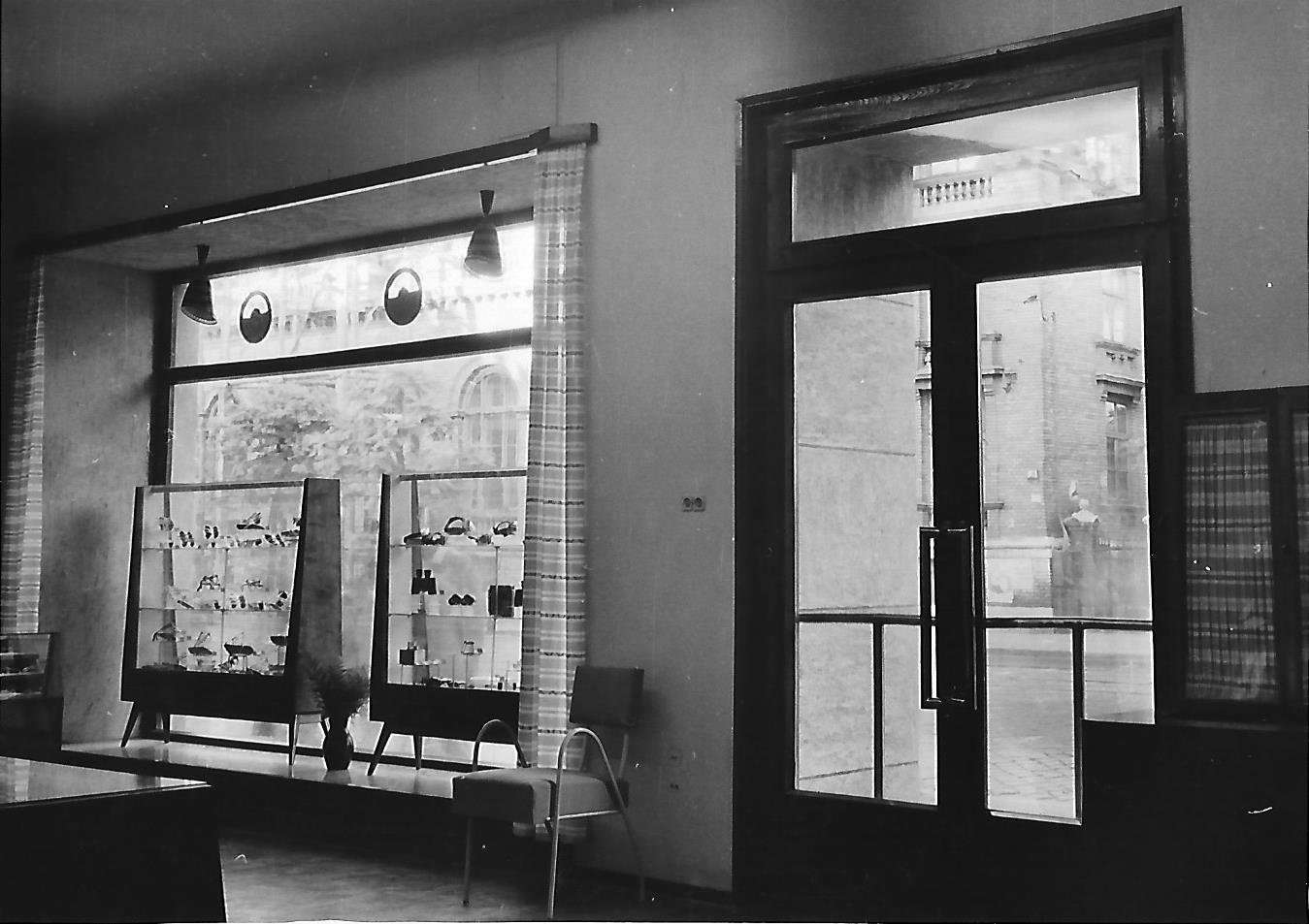 fotó szaküzlet Budapest 1960. (Magyar Kereskedelmi és Vendéglátóipari Múzeum CC BY-NC-ND)