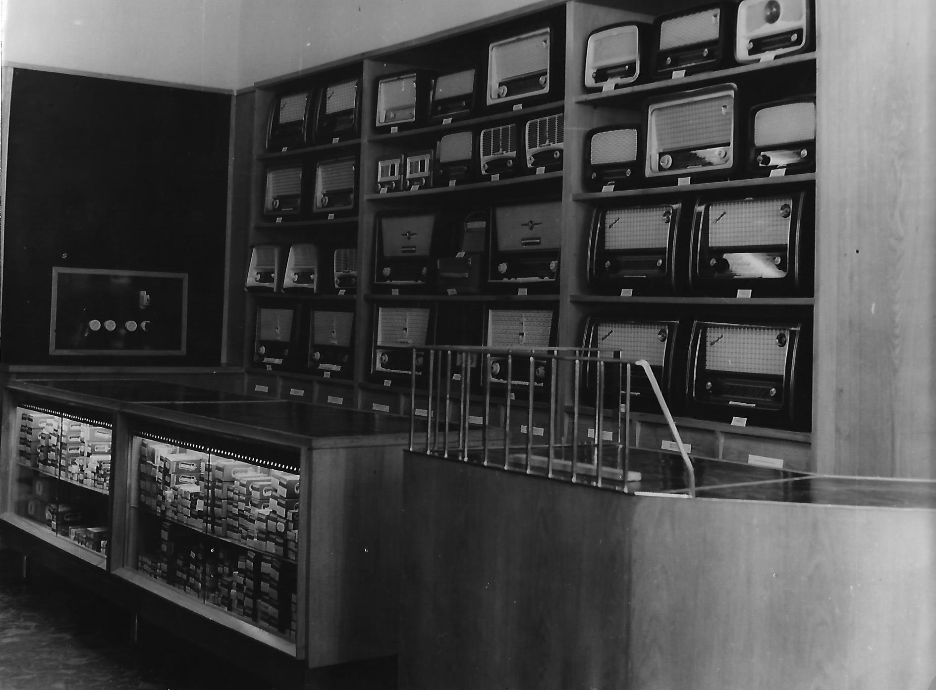 rádió- és villamossági szakbolt Szolnok 1960. (Magyar Kereskedelmi és Vendéglátóipari Múzeum CC BY-NC-ND)
