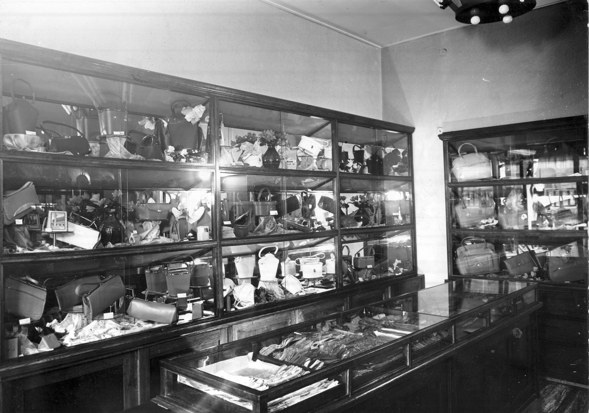 Cipőbolt - Kínálat (Magyar Kereskedelmi és Vendéglátóipari Múzeum CC BY-NC-ND)