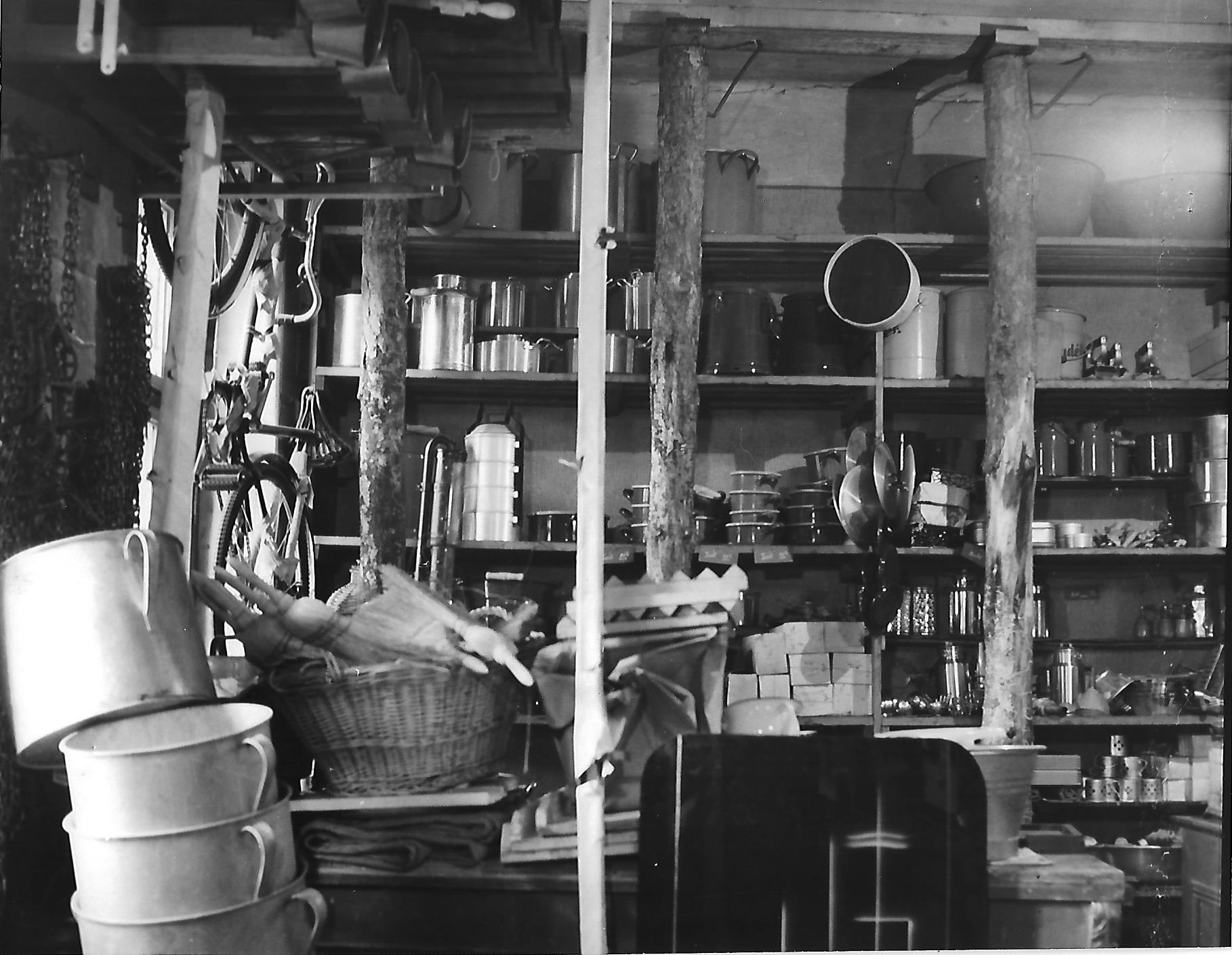 iparcikk bolt Budakeszi 1960. (Magyar Kereskedelmi és Vendéglátóipari Múzeum CC BY-NC-ND)