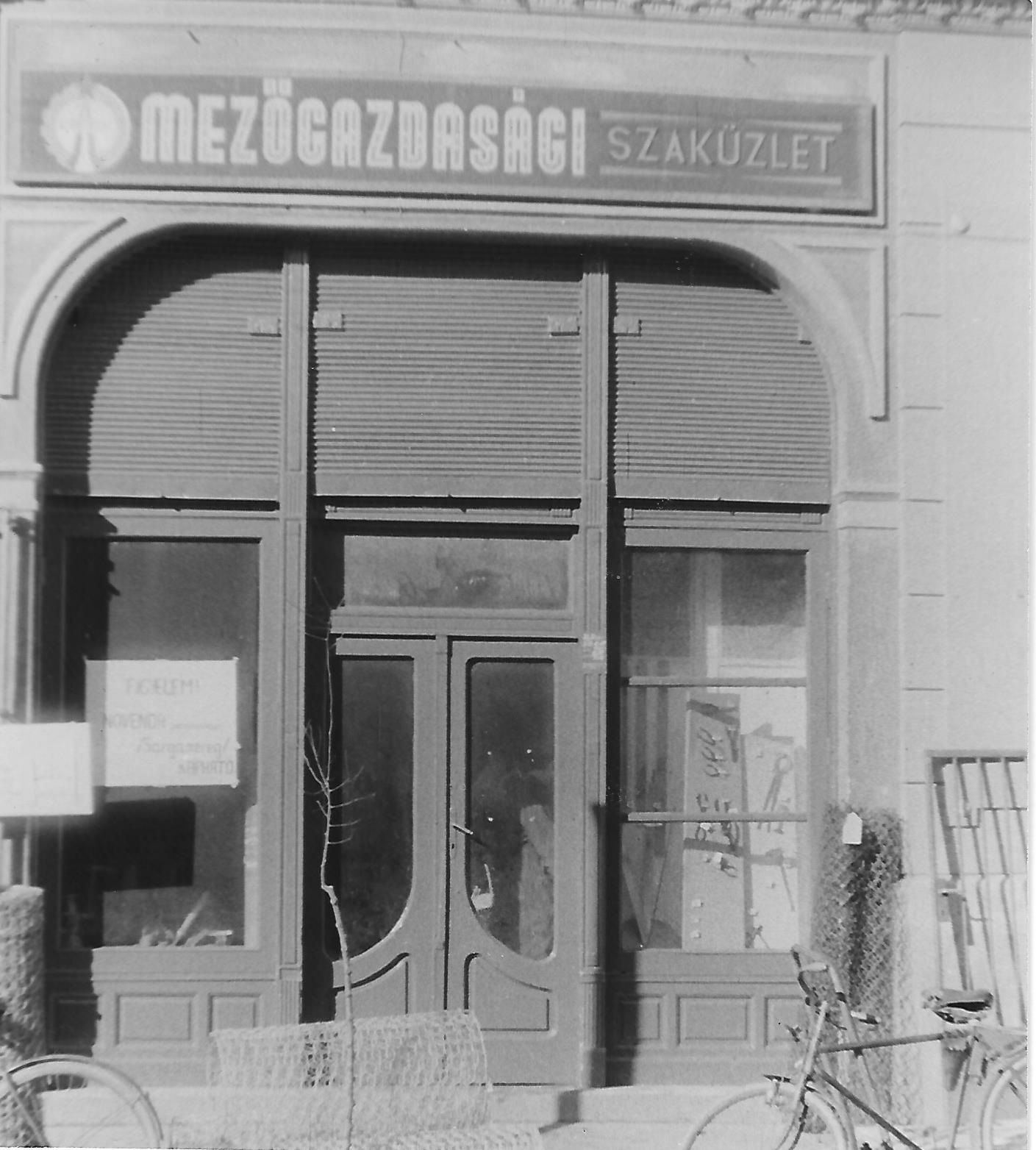 vas-műszaki bolt Kőszeg 1978. (Magyar Kereskedelmi és Vendéglátóipari Múzeum CC BY-NC-ND)