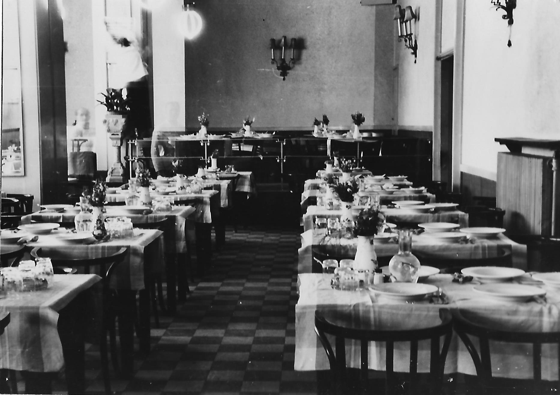 Corvin Áruház étterrme Budapest (Magyar Kereskedelmi és Vendéglátóipari Múzeum CC BY-NC-ND)