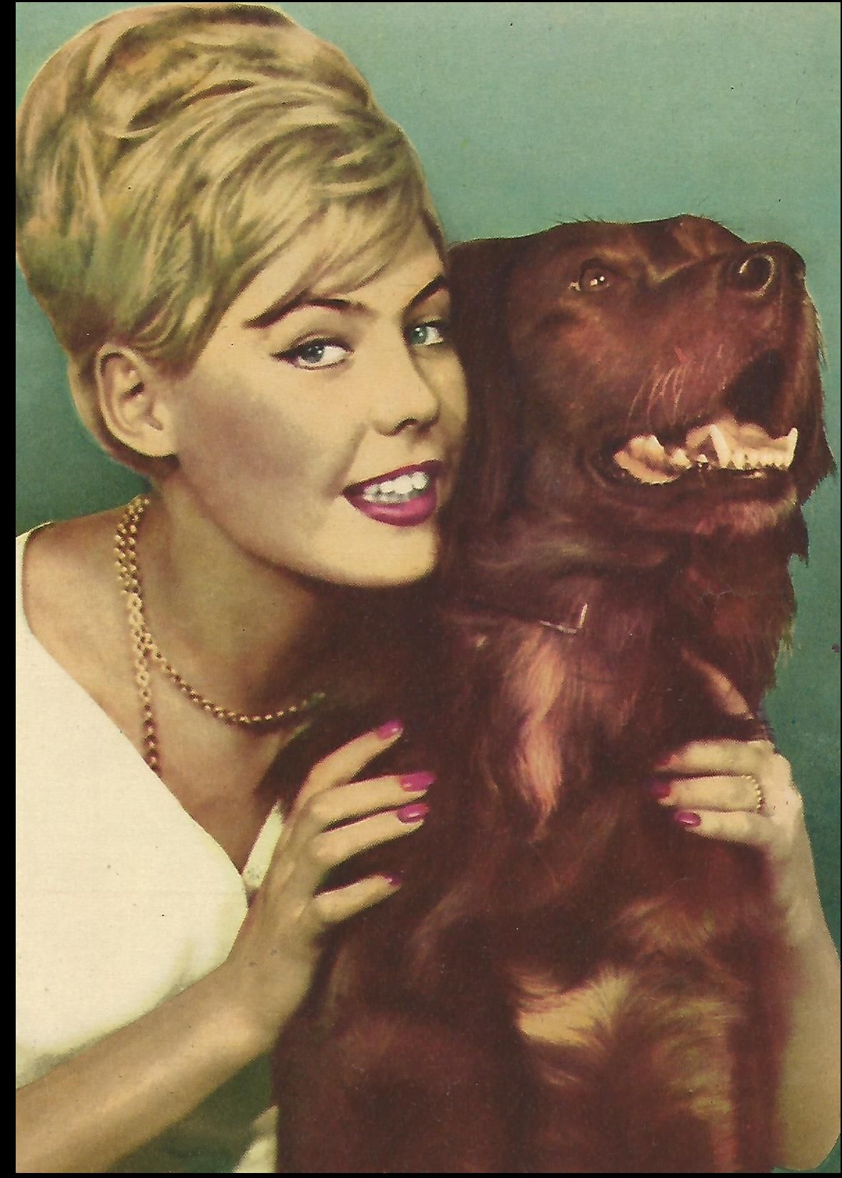 Reklámfotó - Szőke hajú hölgy kutyával (Magyar Kereskedelmi és Vendéglátóipari Múzeum CC BY-NC-ND)