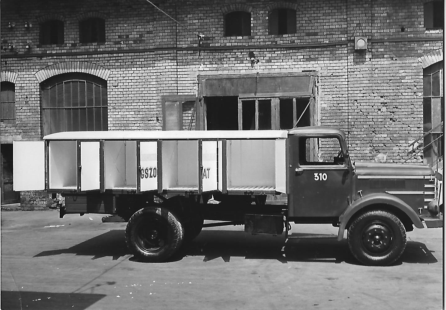 Jégszállító teherautó Budapest 1956. (Magyar Kereskedelmi és Vendéglátóipari Múzeum CC BY-NC-ND)