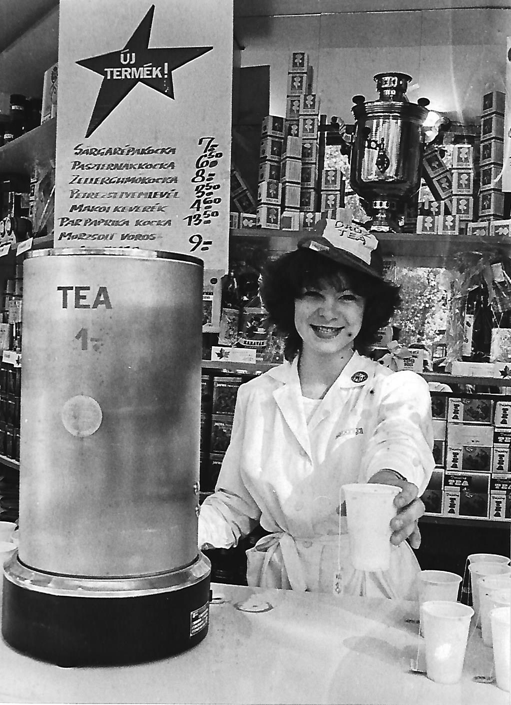 Compack tea reklám Budapest 1981. (Magyar Kereskedelmi és Vendéglátóipari Múzeum CC BY-NC-ND)