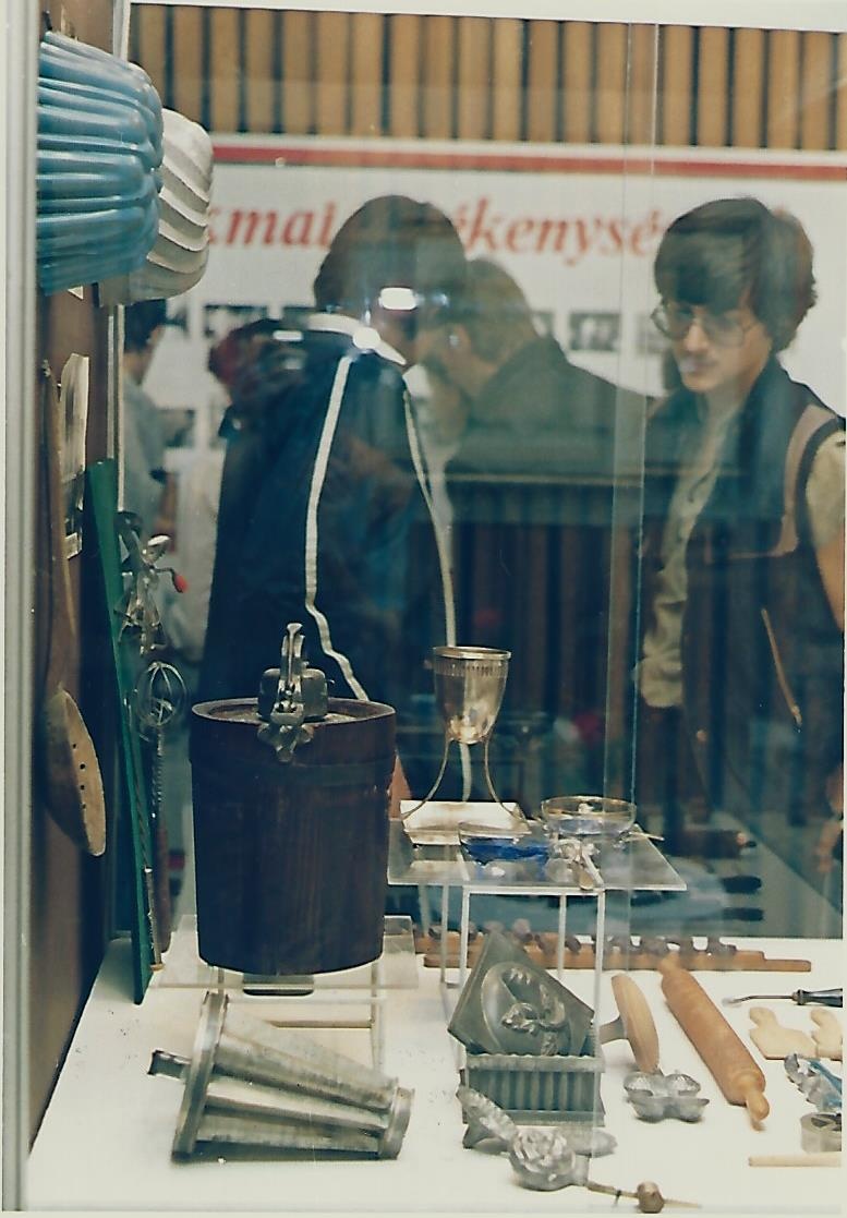 Egykori MKVM vendéglátóipari kiállítás Székesfehérvár 1985. (Magyar Kereskedelmi és Vendéglátóipari Múzeum CC BY-NC-ND)