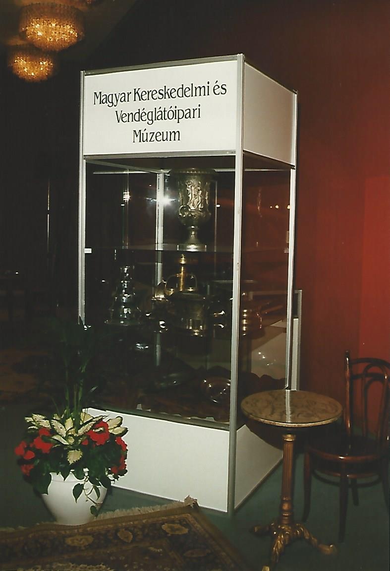 Egykori MKVM vendéglátóipari kiállítás Budapest 1999. (Magyar Kereskedelmi és Vendéglátóipari Múzeum CC BY-NC-ND)