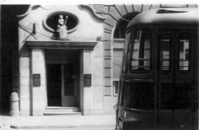 Posch söröző bejárata Bacchus cégérrel (Magyar Kereskedelmi és Vendéglátóipari Múzeum CC BY-NC-ND)