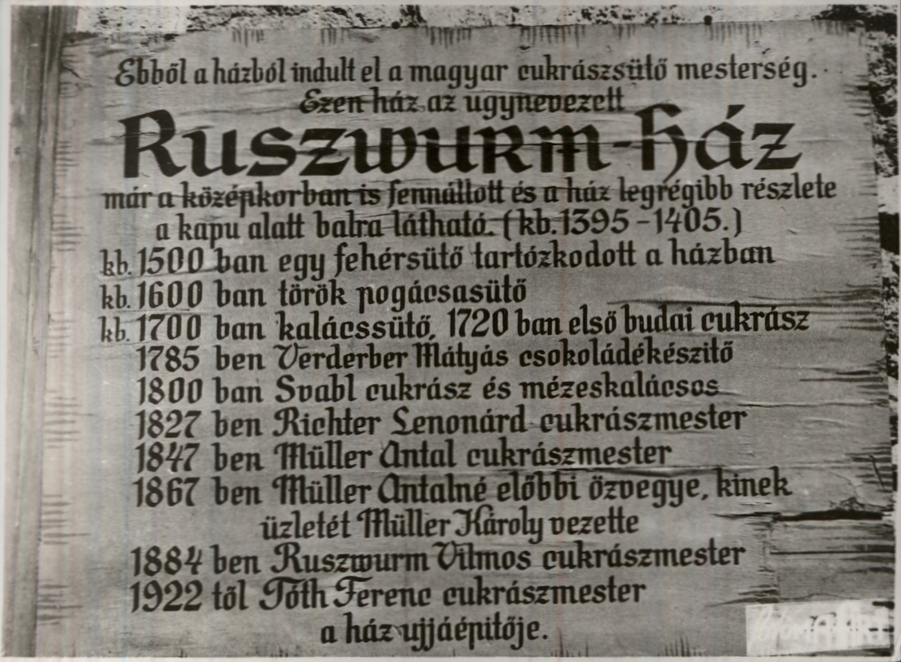 A Ruszwurm-ház táblája (Magyar Kereskedelmi és Vendéglátóipari Múzeum CC BY-NC-ND)