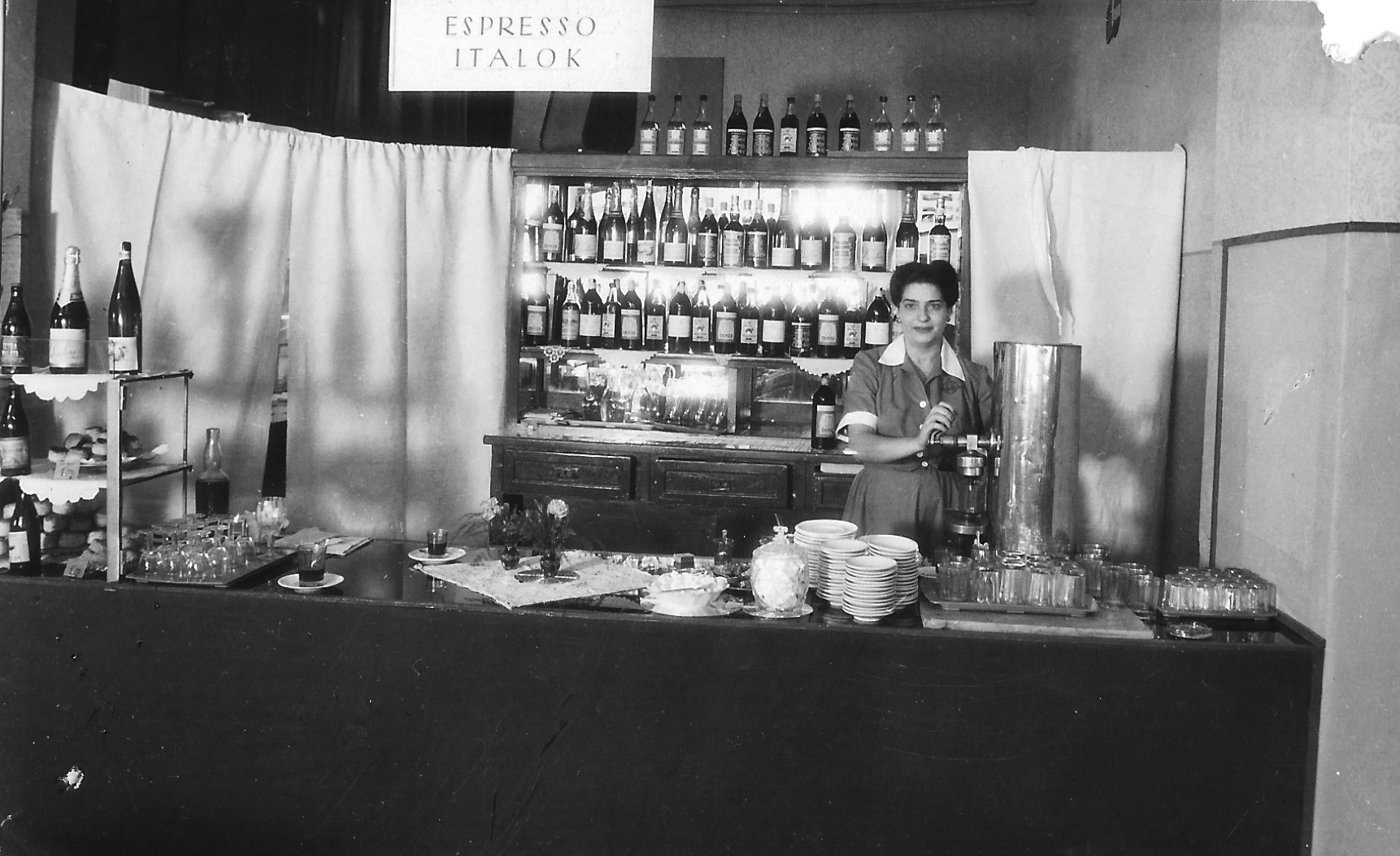 Espressó pult kávéfőzővel, Budapest (Magyar Kereskedelmi és Vendéglátóipari Múzeum CC BY-NC-ND)