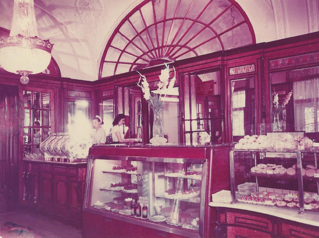 Vörösmarty Cukrászda, Budapest 1955. (Magyar Kereskedelmi és Vendéglátóipari Múzeum CC BY-NC-ND)