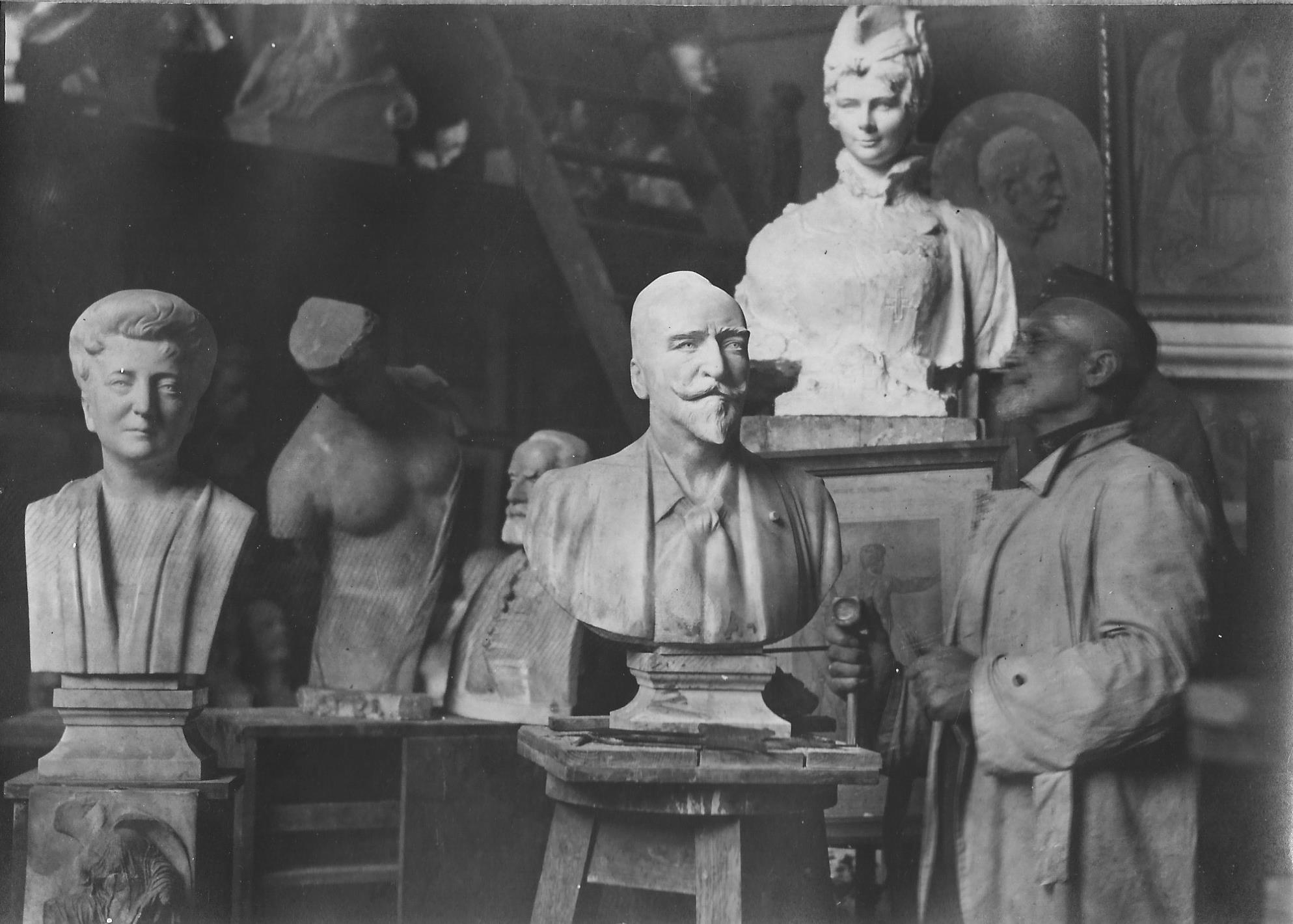 Gerbeaud Emil mellszobra, Stróbl Alajos műhelyében, Budapest 1917-1918. (Magyar Kereskedelmi és Vendéglátóipari Múzeum CC BY-NC-ND)