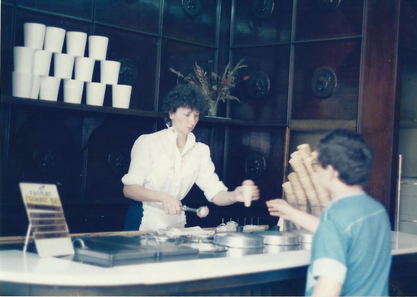 Különlegességi Cukrászda, Budapest 1985. (Magyar Kereskedelmi és Vendéglátóipari Múzeum CC BY-NC-ND)