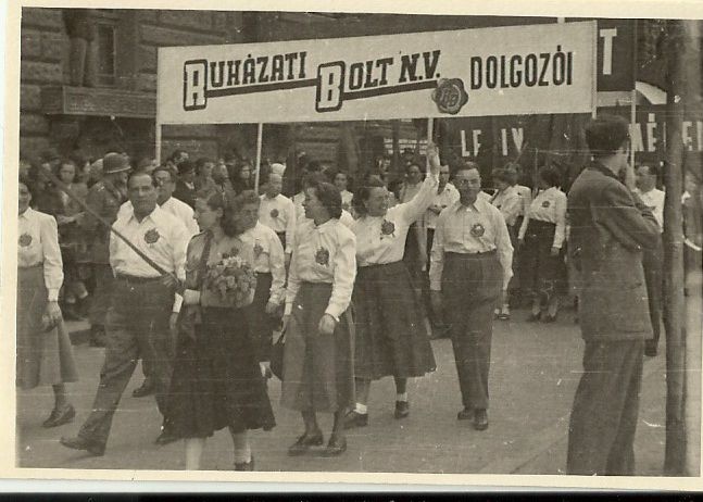 1951. május 1. felvonulás (Magyar Kereskedelmi és Vendéglátóipari Múzeum CC BY-NC-ND)