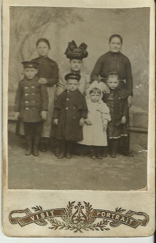 Családi csoportkép (Magyar Kereskedelmi és Vendéglátóipari Múzeum CC BY-NC-ND)
