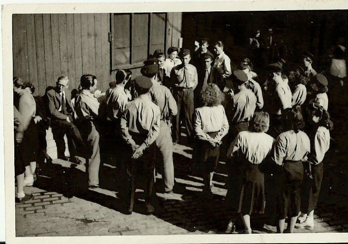 1949.  Május 1. Felvonulásra gyülekezés (Magyar Kereskedelmi és Vendéglátóipari Múzeum CC BY-NC-ND)