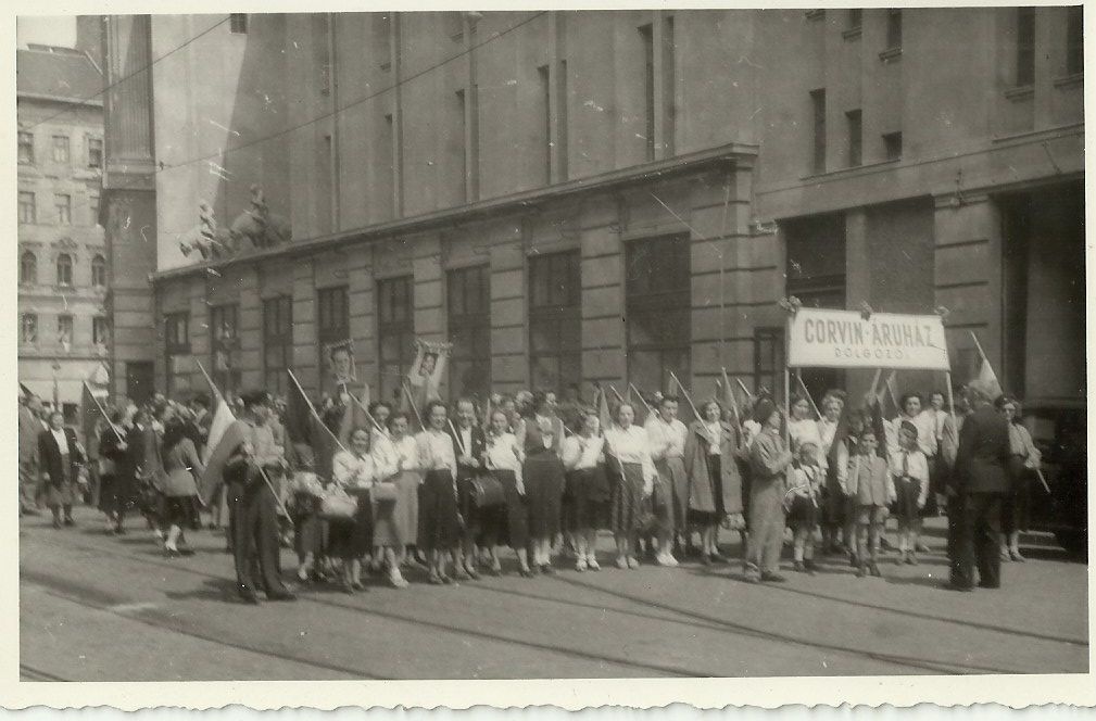 Az első szabad május 1-i felvonulás (Magyar Kereskedelmi és Vendéglátóipari Múzeum CC BY-NC-ND)