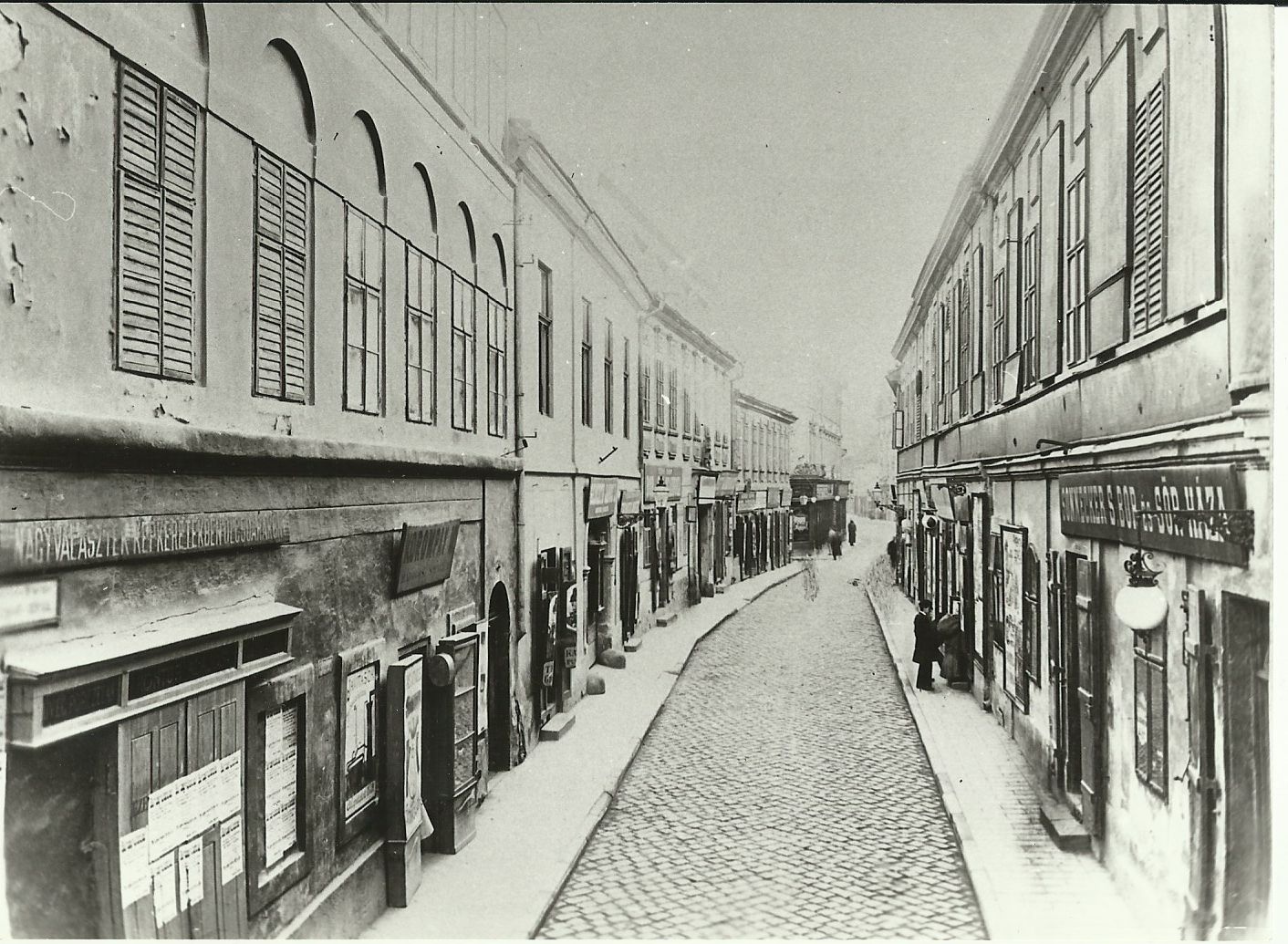 Utcakép kirakatokkal. (Magyar Kereskedelmi és Vendéglátóipari Múzeum CC BY-NC-ND)