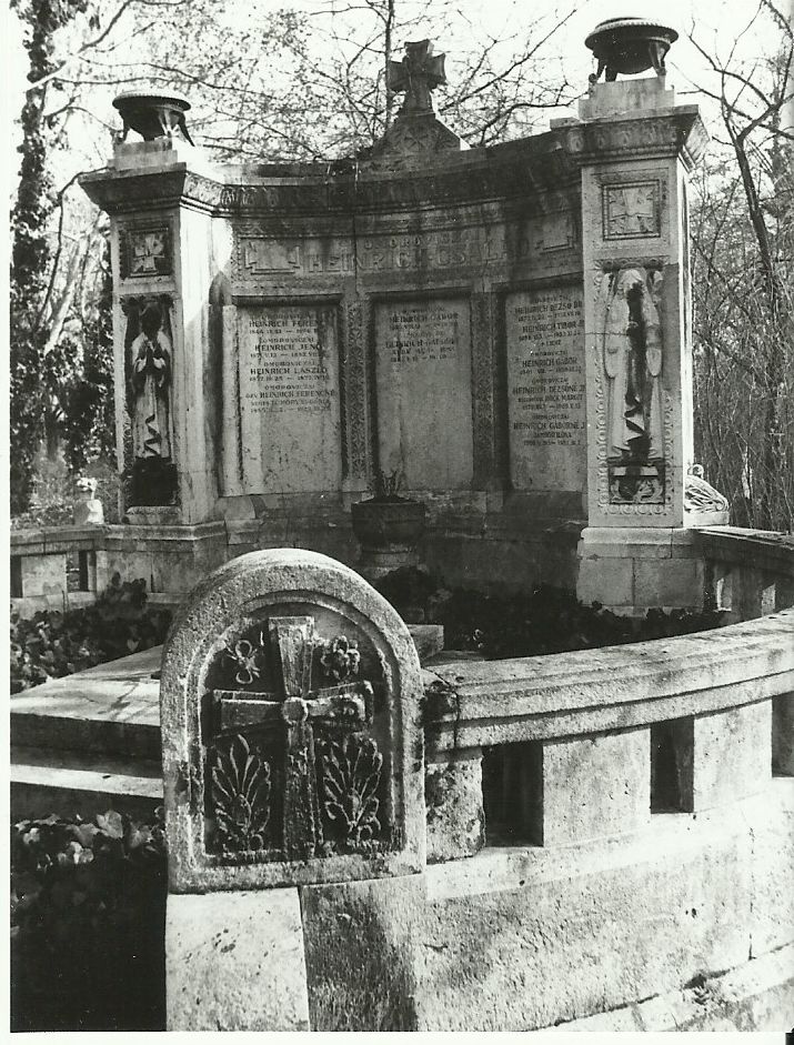 Heinrich Vaskereskedő Család síremléke (Magyar Kereskedelmi és Vendéglátóipari Múzeum CC BY-NC-ND)