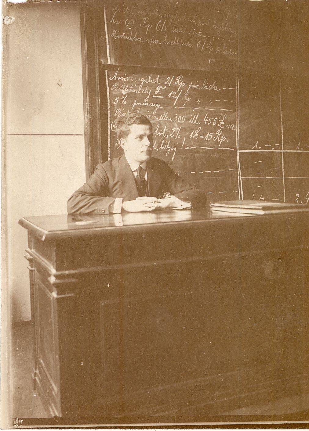 Dravecz Károly tanulás közben (Magyar Kereskedelmi és Vendéglátóipari Múzeum CC BY-NC-ND)