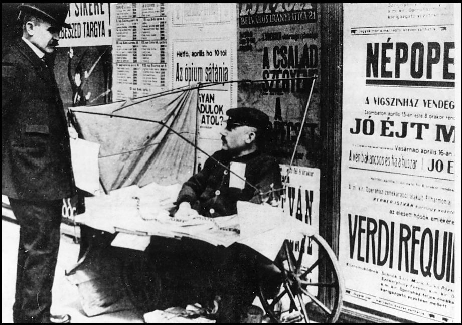 Az újságárus 1916-ban (Magyar Kereskedelmi és Vendéglátóipari Múzeum CC BY-NC-ND)